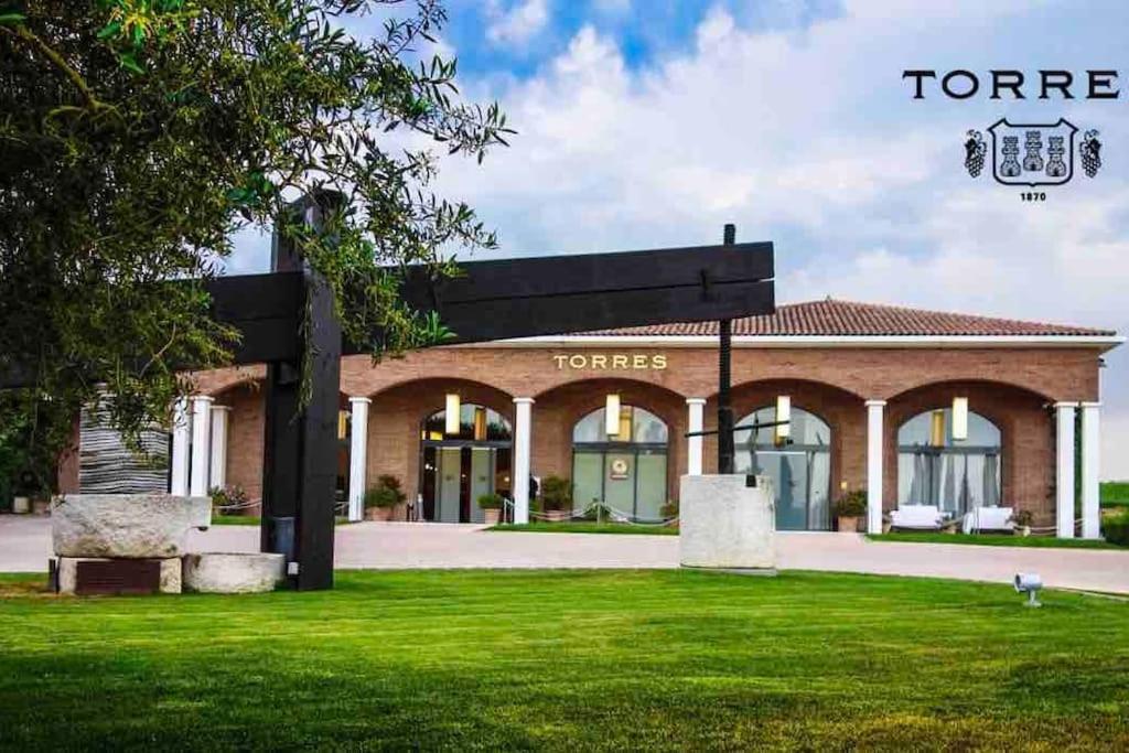 Villa Oasis entre Viñedos cerca de Barcelona con A A y piscina climatizada