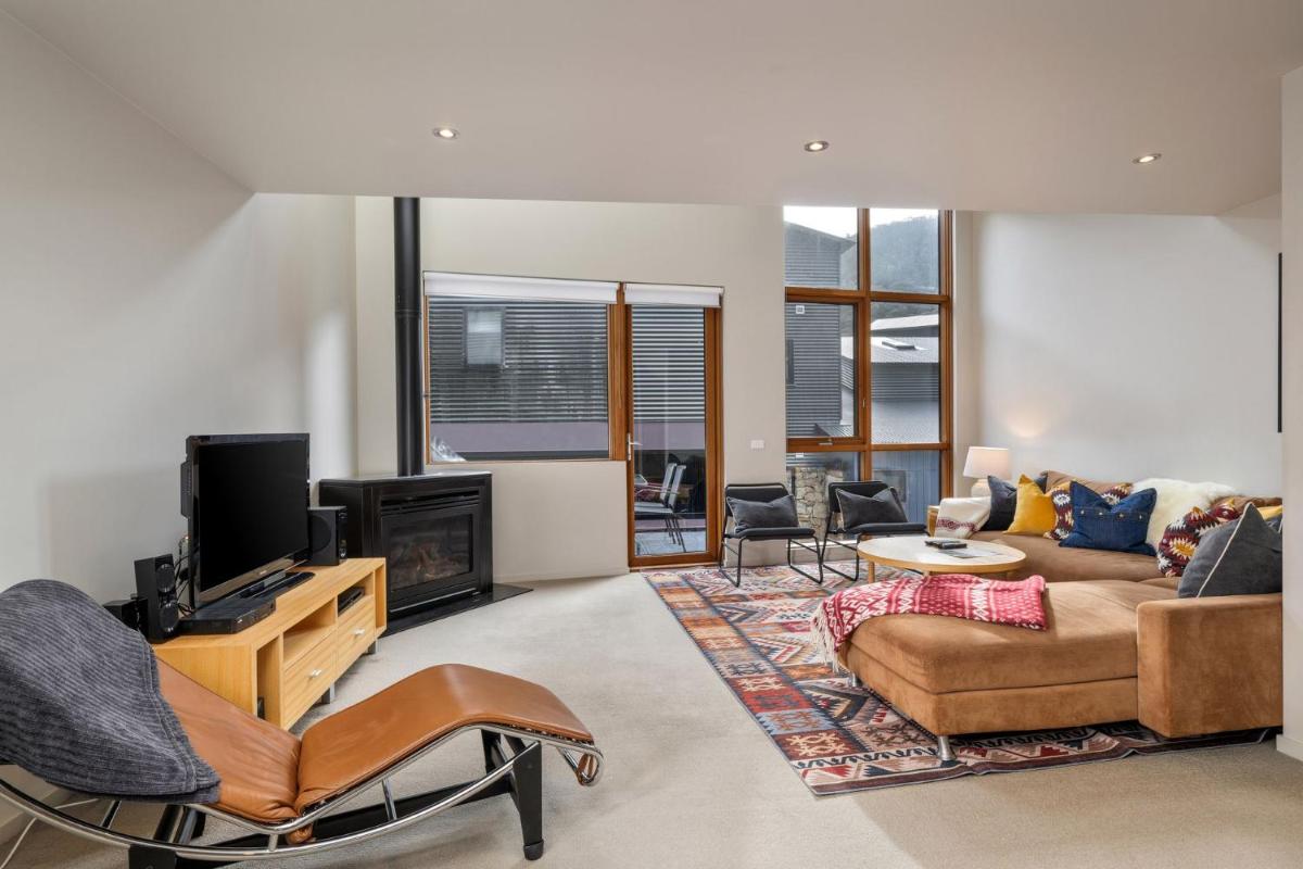 Snow Stream 2 Bedroom and loft with gas fire garage parking and balcony view 2