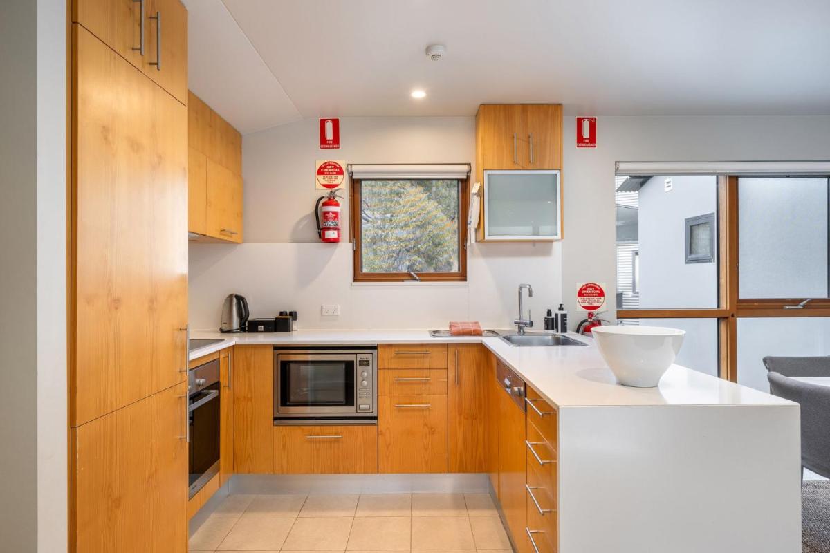 Snow Stream 2 Bedroom and loft with gas fire garage parking and balcony view 4