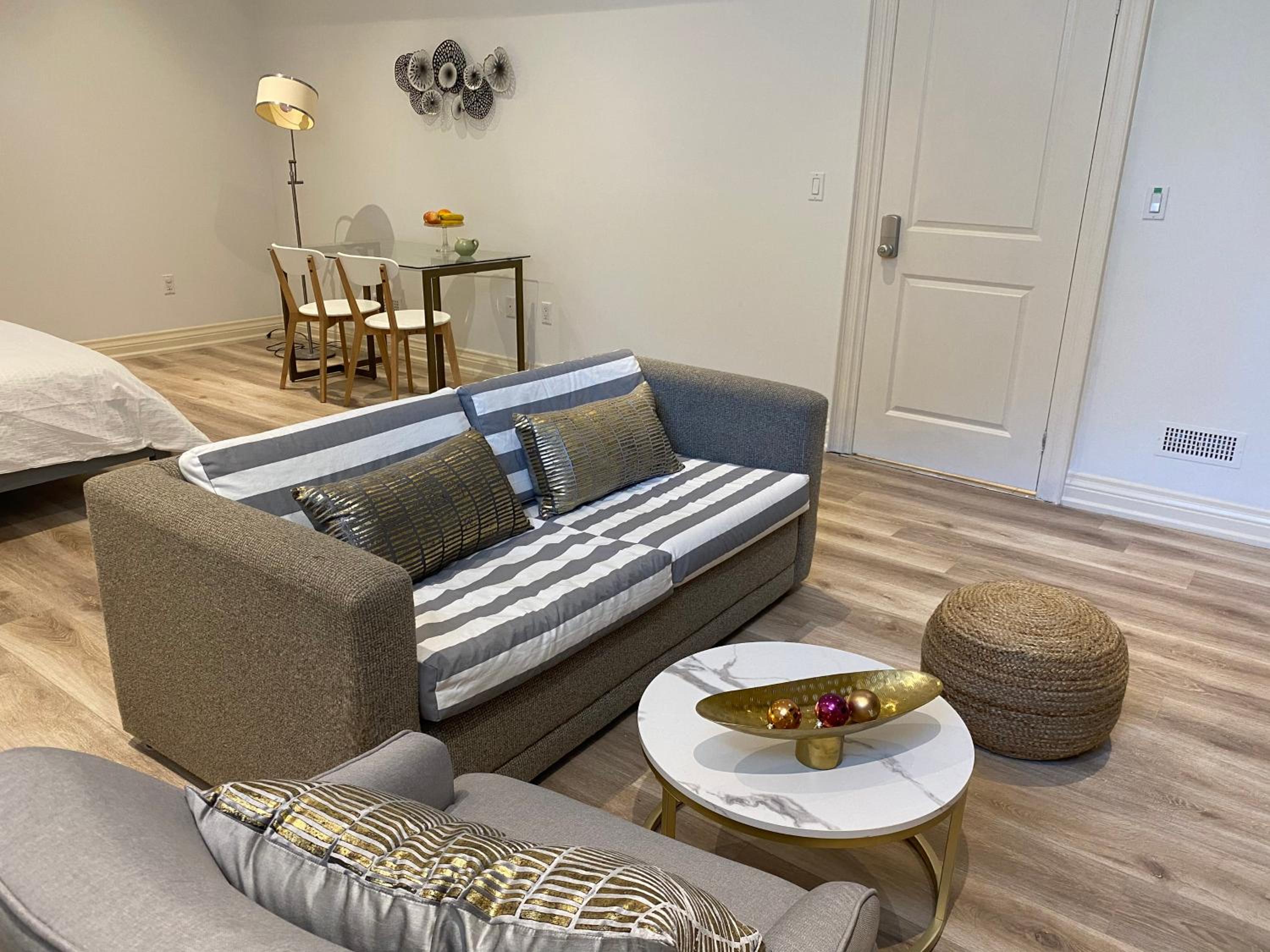One Deluxe Bedroom Suite in Midtown