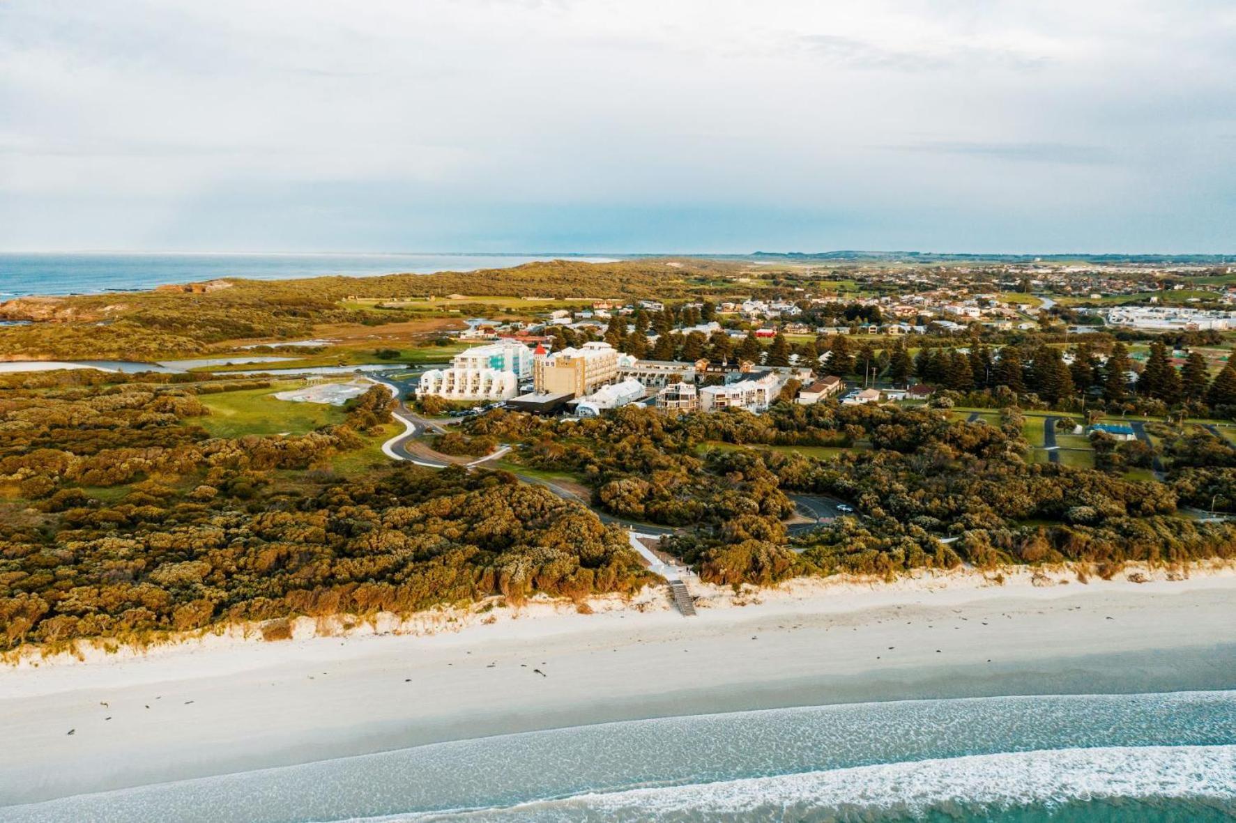 Warrnambool Vacations - Deep Blue Hotel  Hot Springs - Property Image 2