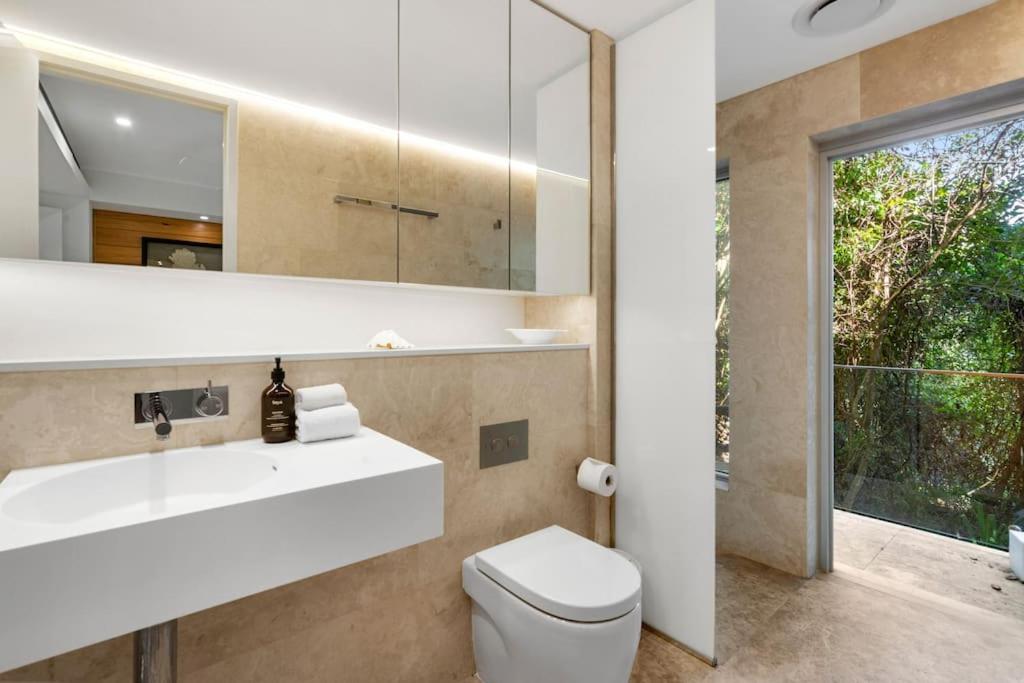 Hastings Park: Lavish Ocean Vista Luxury