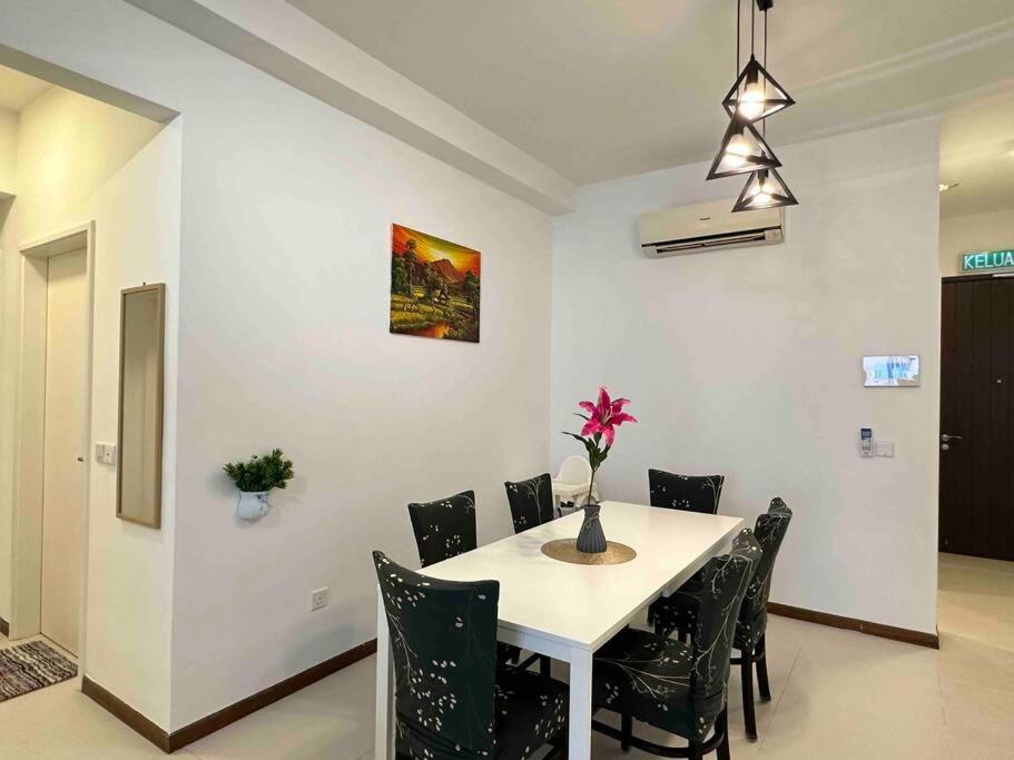 LM HomeyB 3BR Coastline Family Suite for 4-14 Pax with Nexflix & Coway Water Purifier view 2