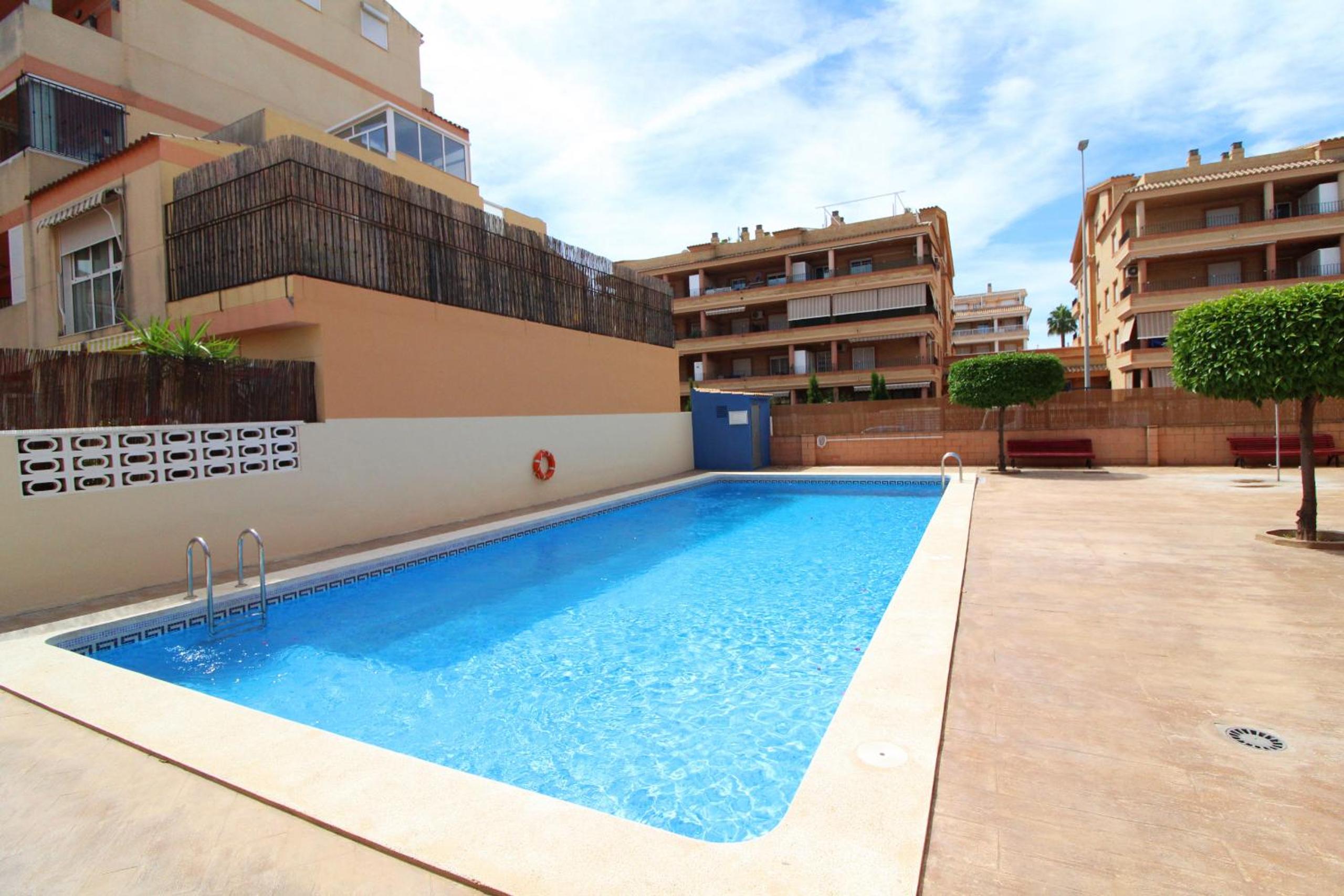 Global Properties, Apartamento con piscina y terraza en Canet playa