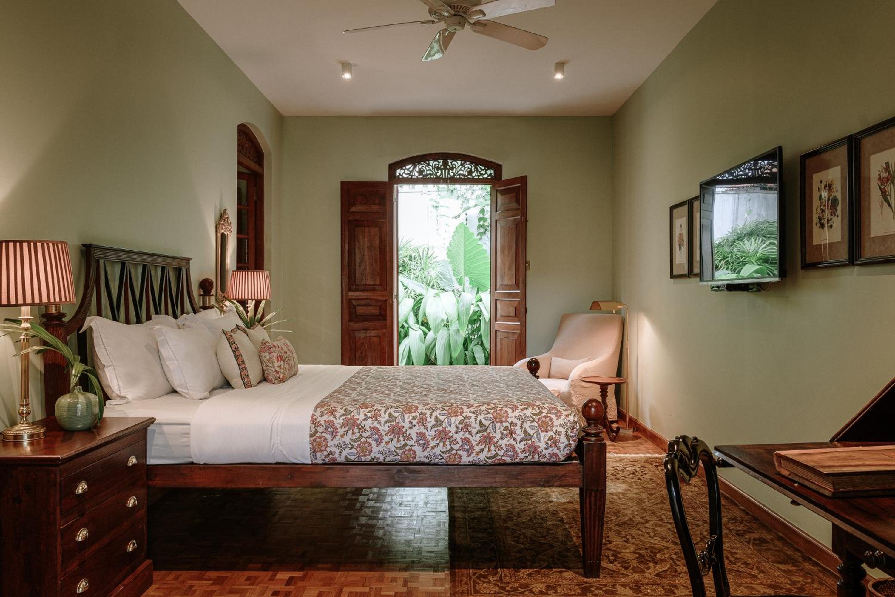 Maniumpathy Hotel