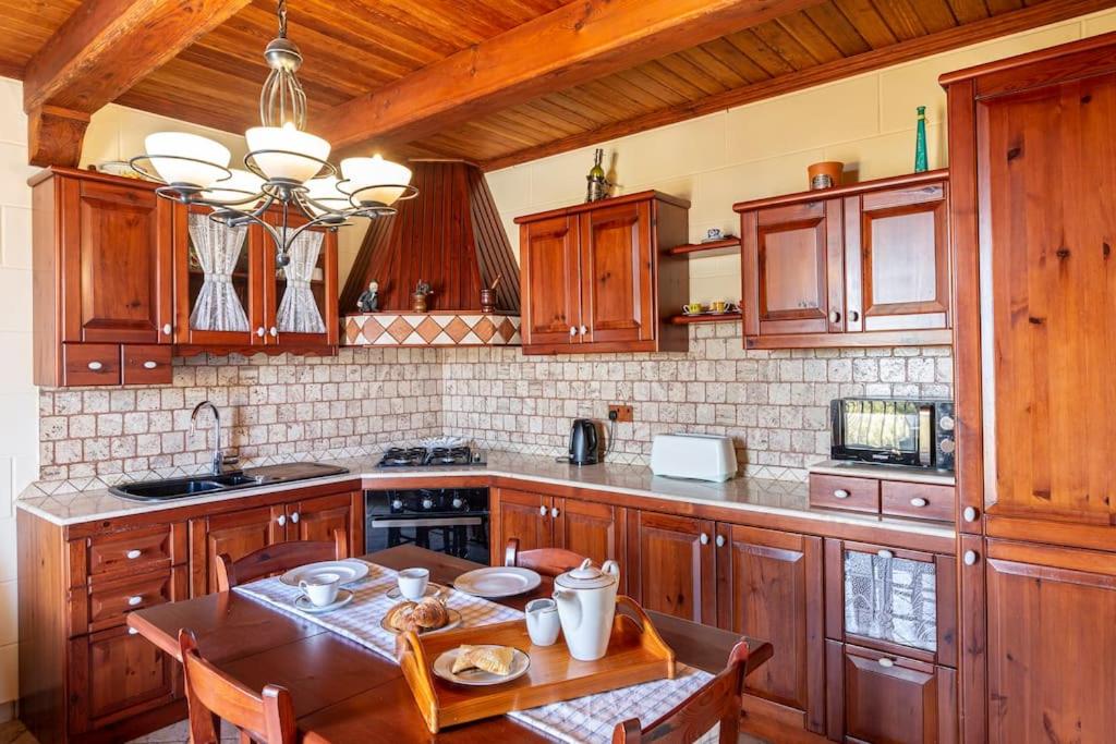 ZER- Spacious House with Terrace and Views