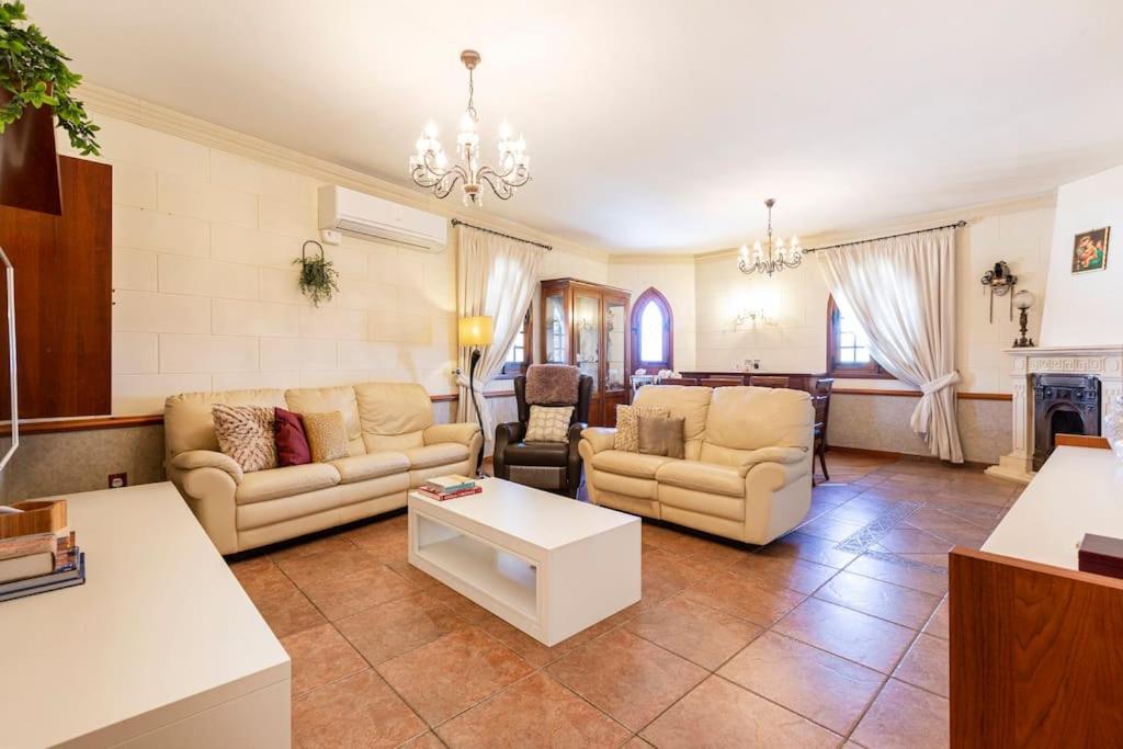 ZER- Spacious House with Terrace and Views