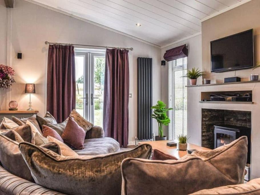 Gorstage Meadows Luxury 2 Bedroom Lodge in Rural Cheshire