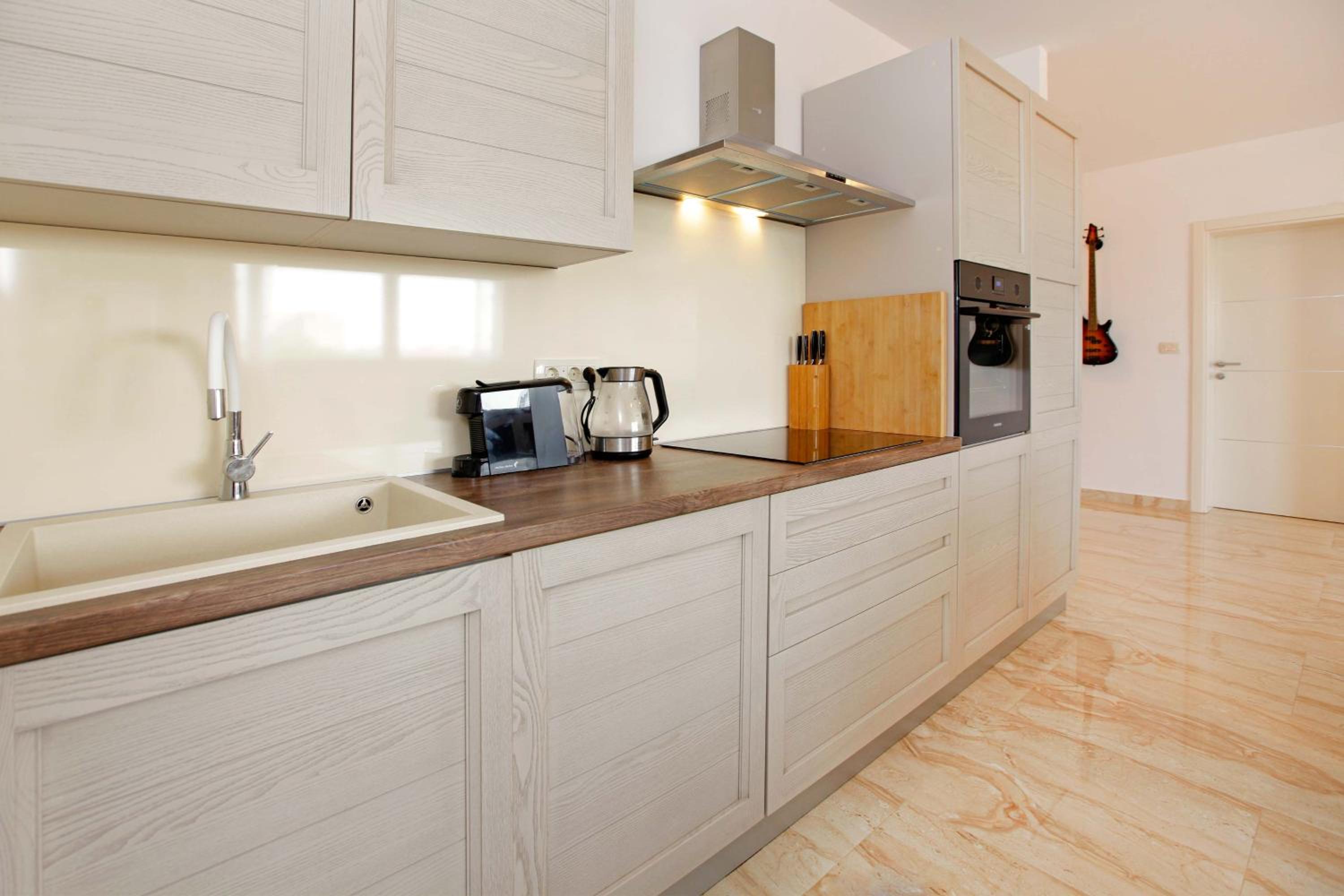 Modern 2-Bed Apt, Late check in available view 2