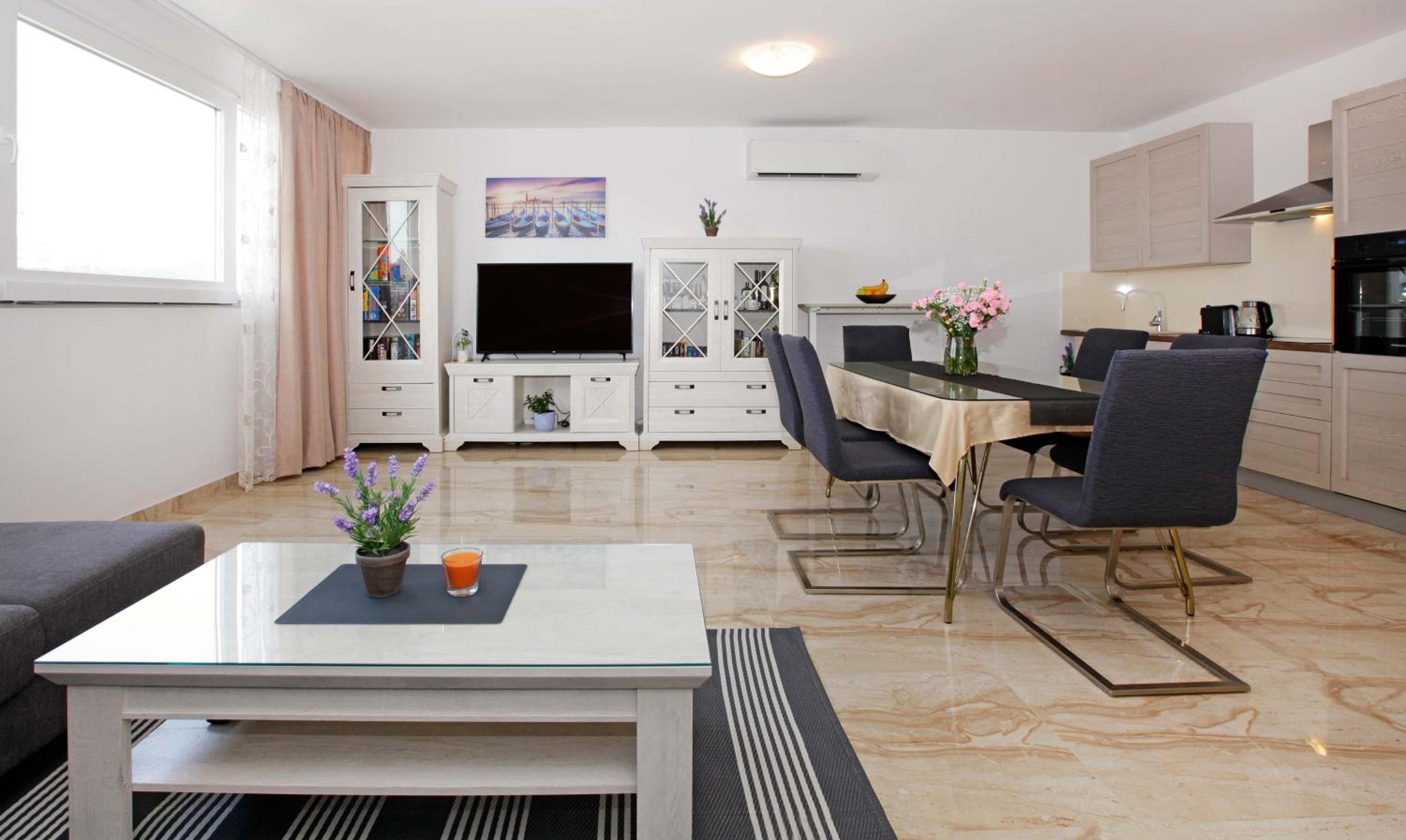 Modern 2-Bed Apt, Late check in available view 4