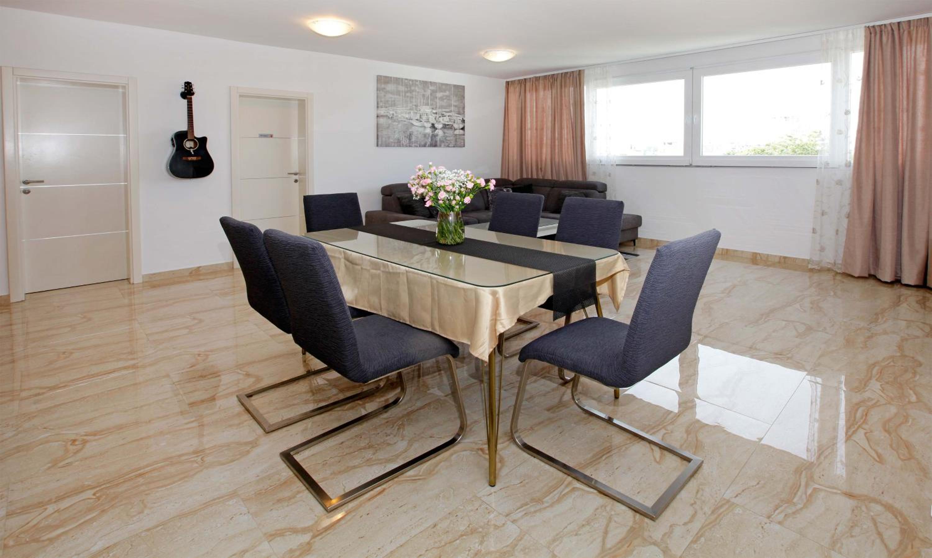 Modern 2-Bed Apt, Late check in available view 3