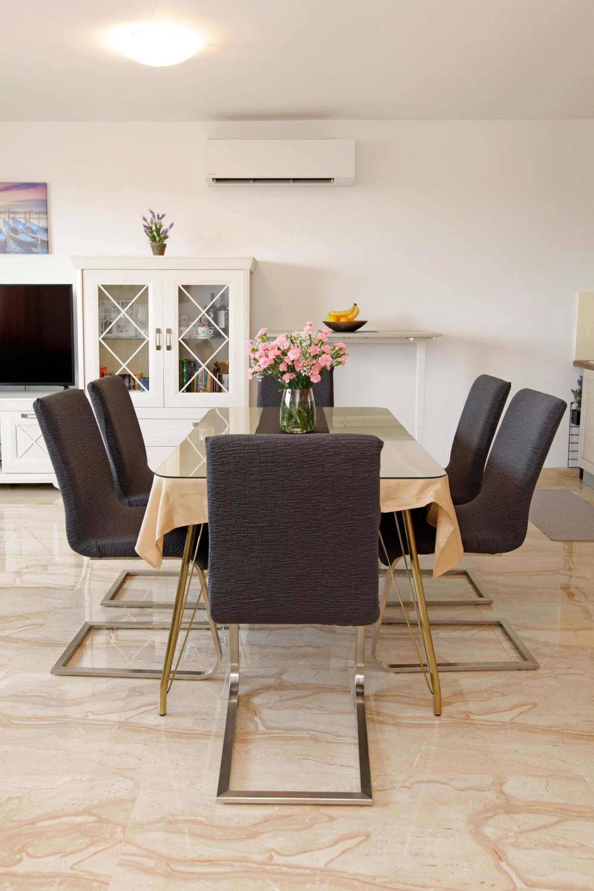 Modern 2-Bed Apt, Late check in available view 5