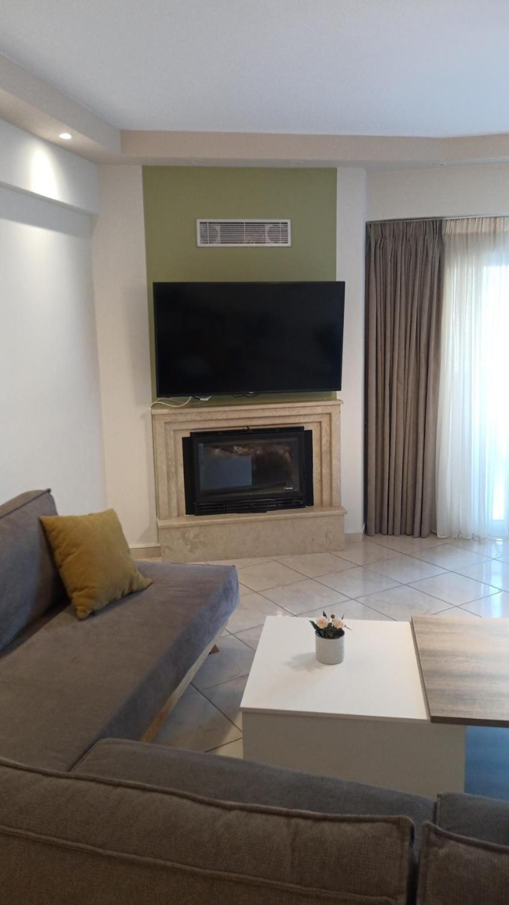 Elegant 2-Bedroom Apartment with Sea View, 100m2