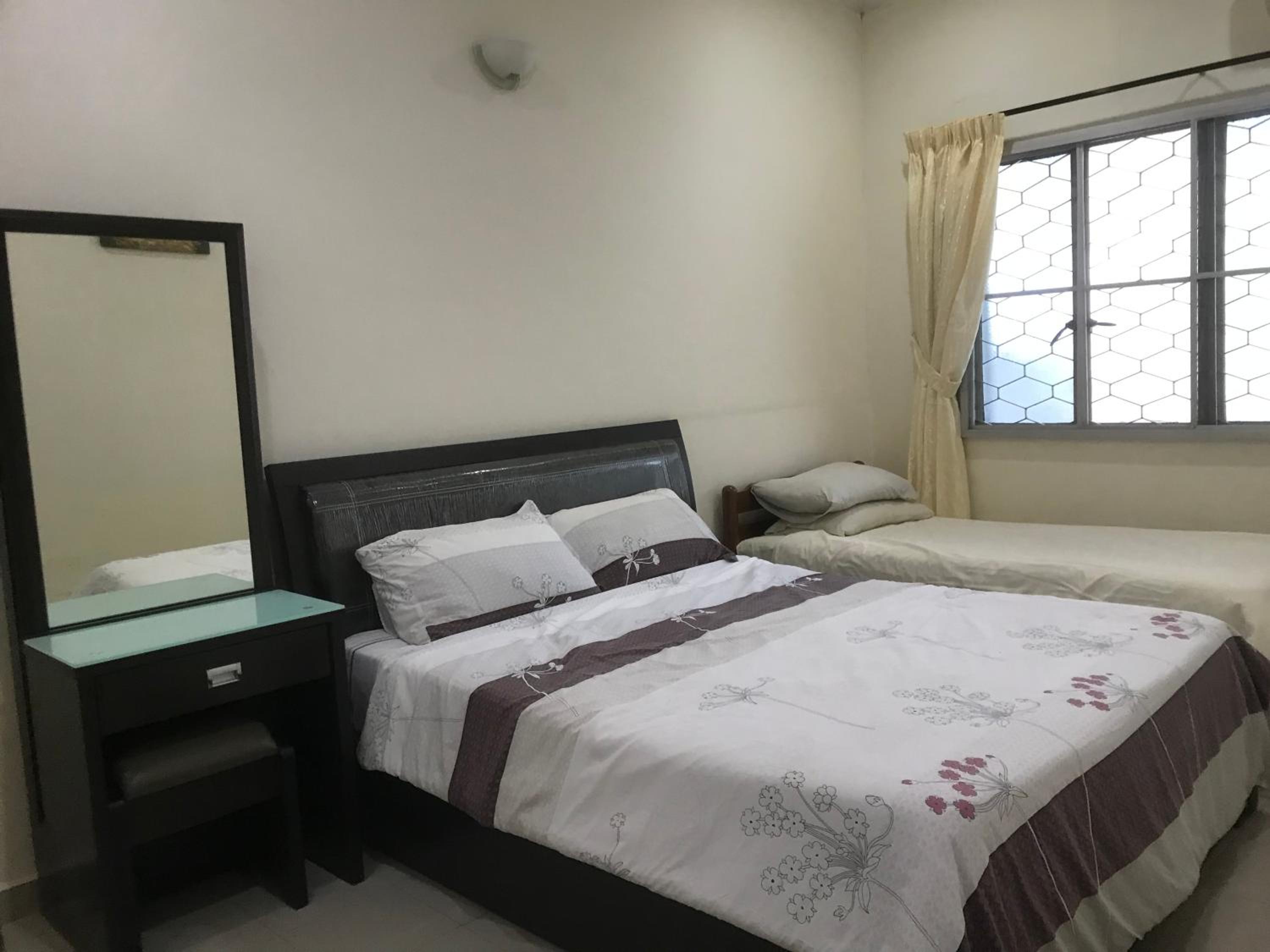 Carols Guesthouse near Jonker and Satay Celup photo 5