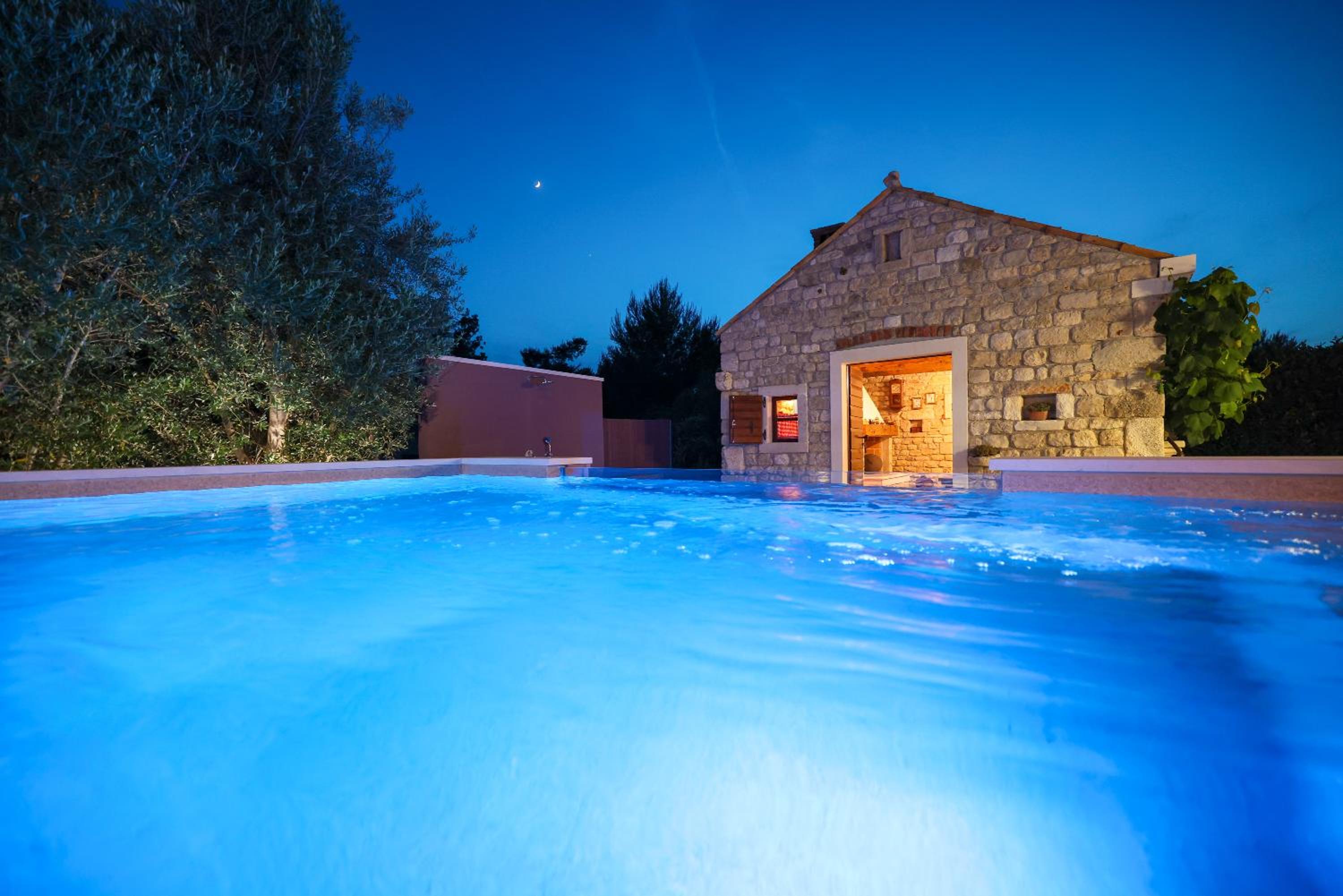 Pool apartment with traditional Dalmatian Konoba