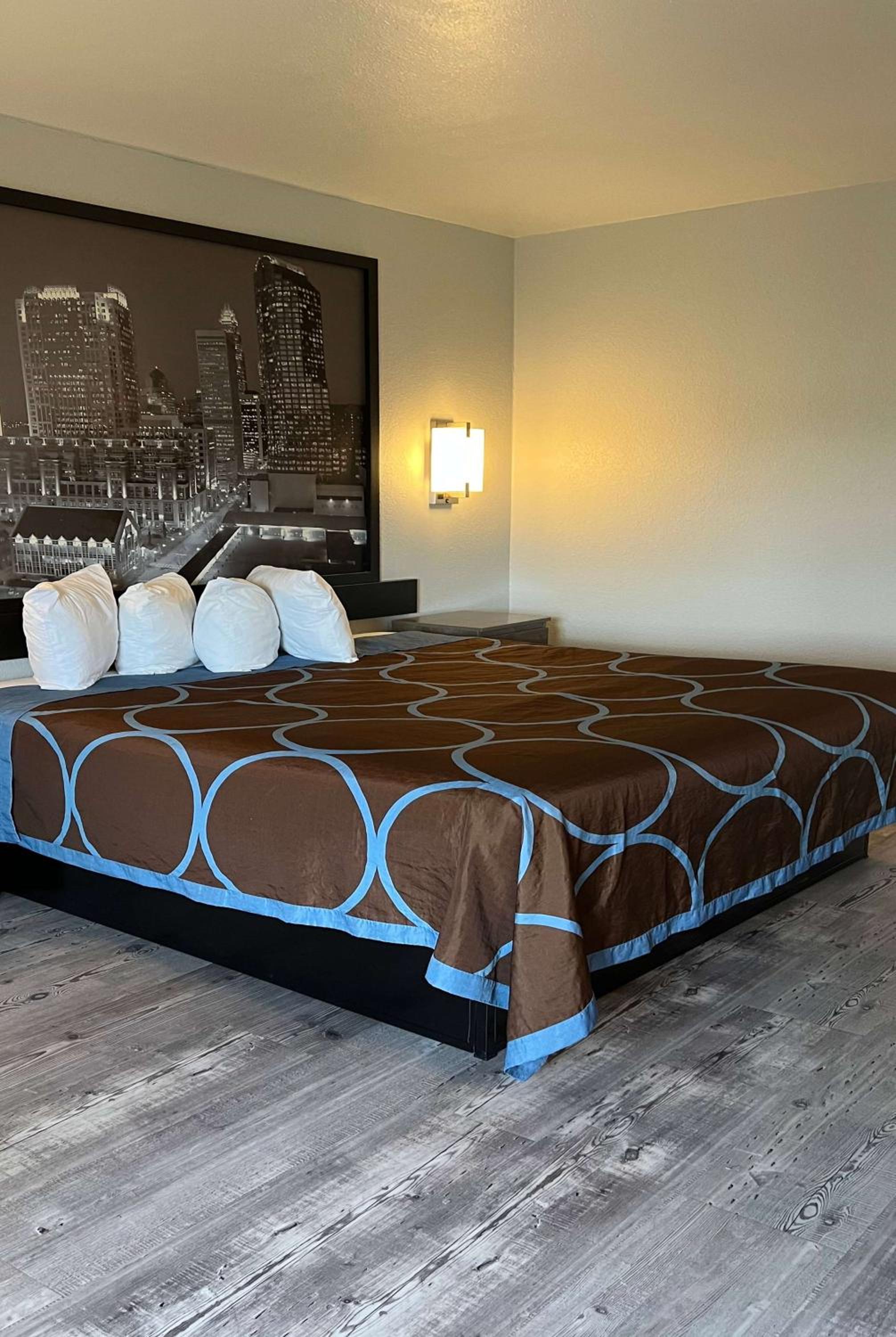 Super 8 by Wyndham Clemmons - Bermuda Run - Winston-Salem I-40