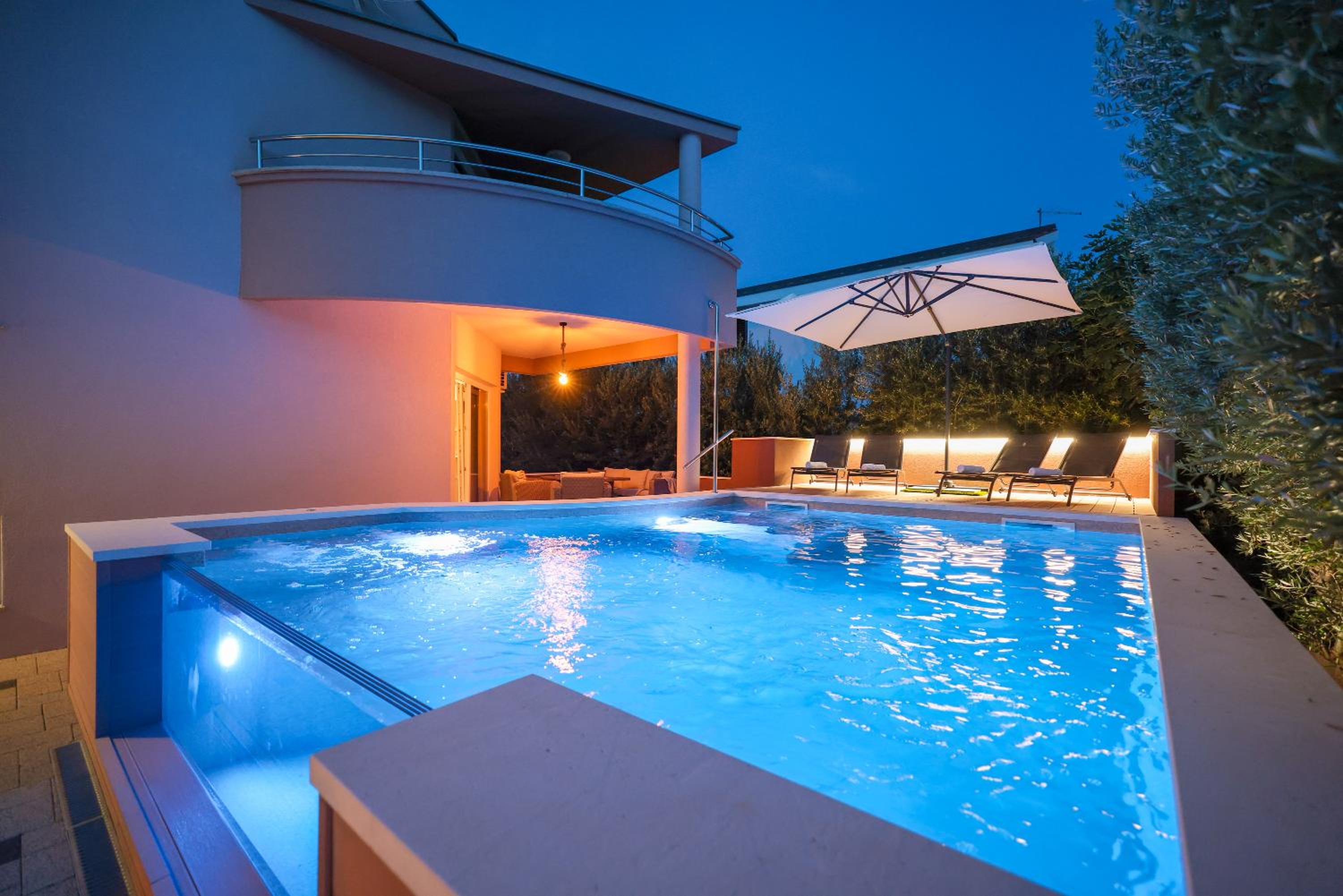 Pool apartment with traditional Dalmatian Konoba