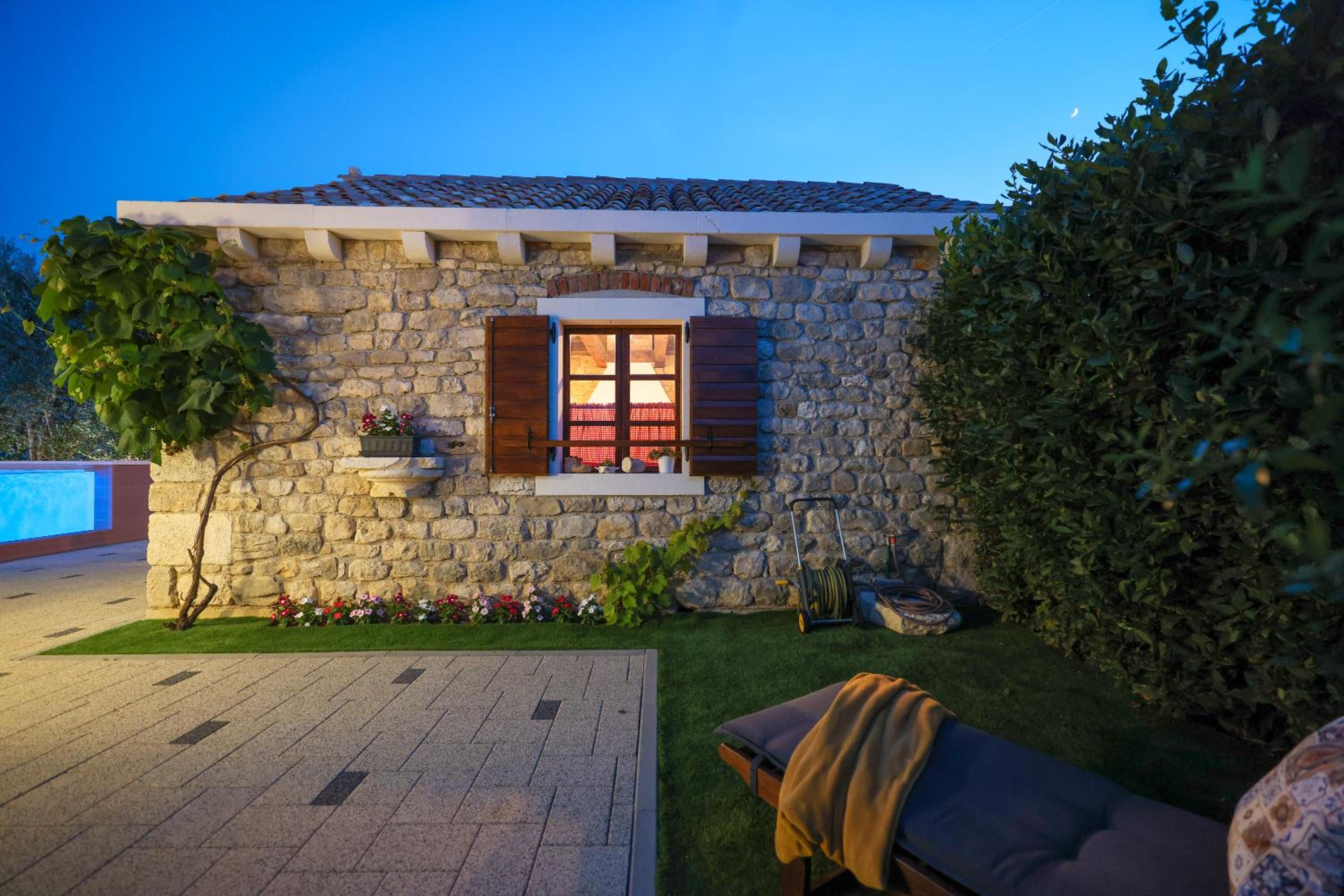Pool apartment with traditional Dalmatian Konoba