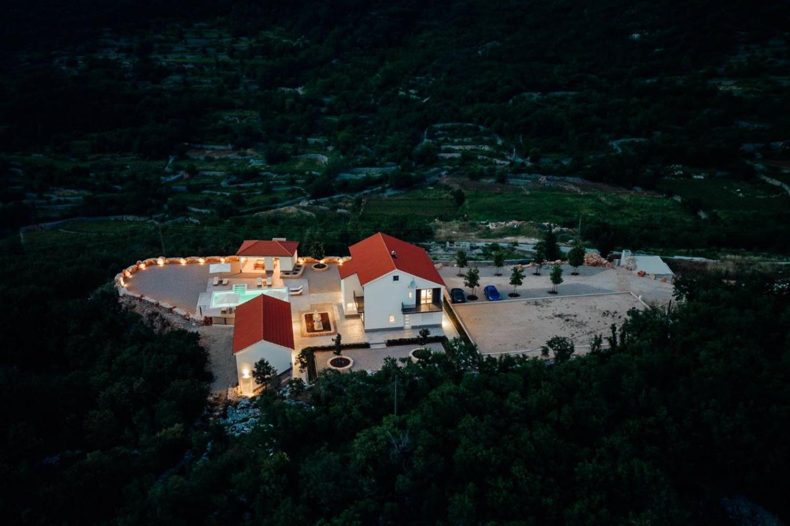 Vila Agape with a pool, football and tennis court