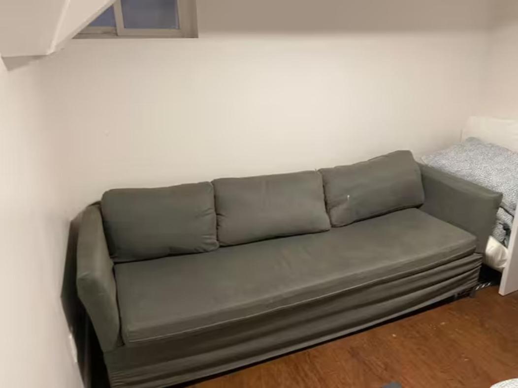 BASEMEWNT Room with private bathroom 36C