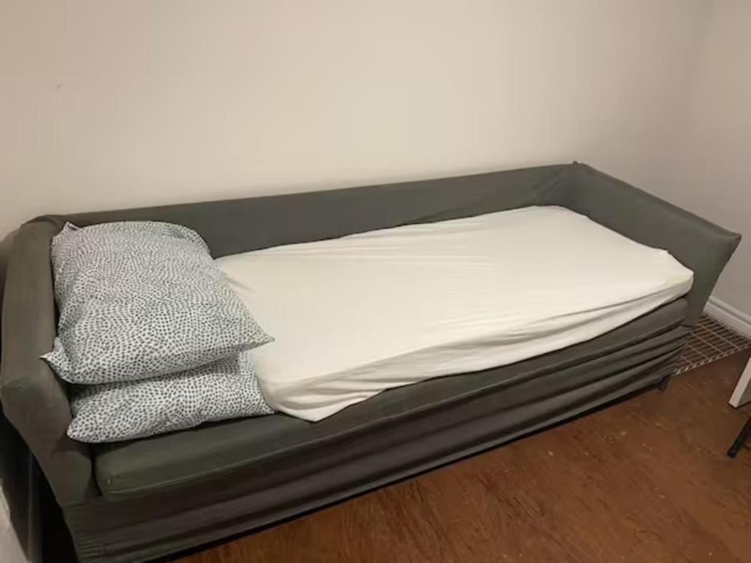 BASEMEWNT Room with private bathroom 36C