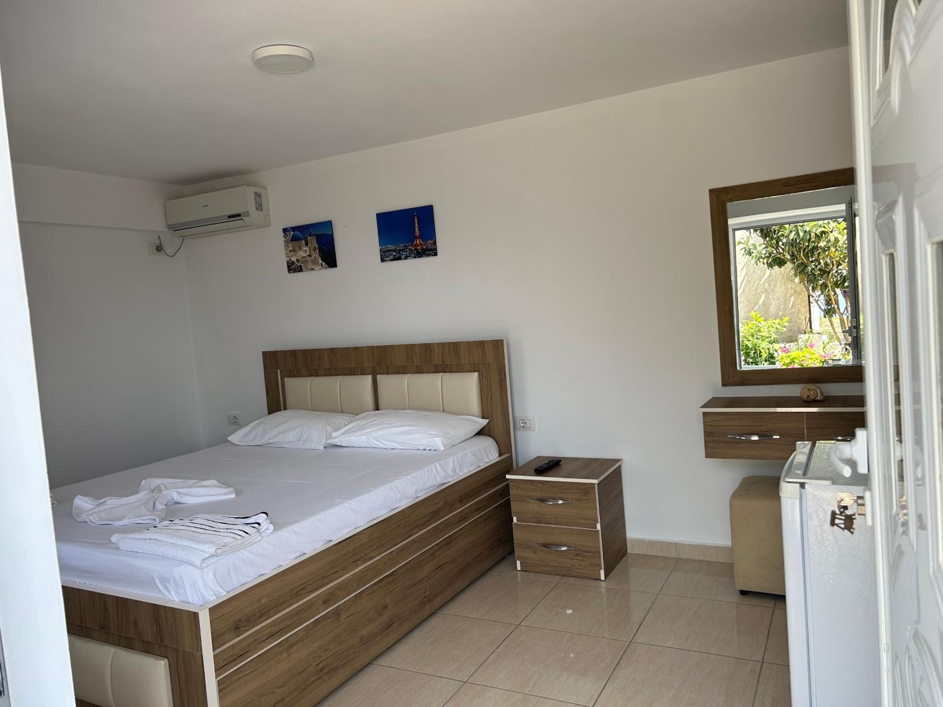 Eri Rooms