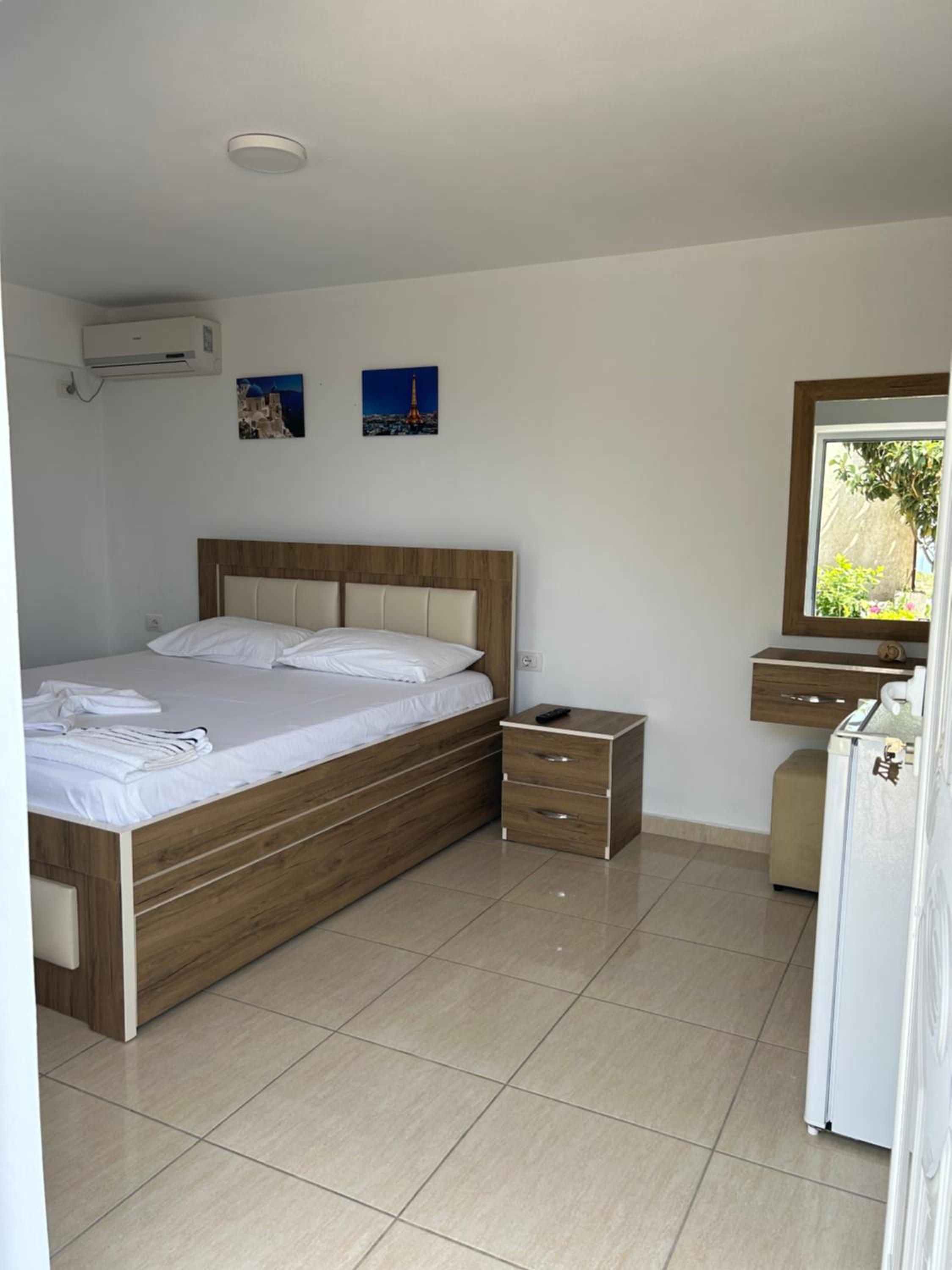 Eri Rooms