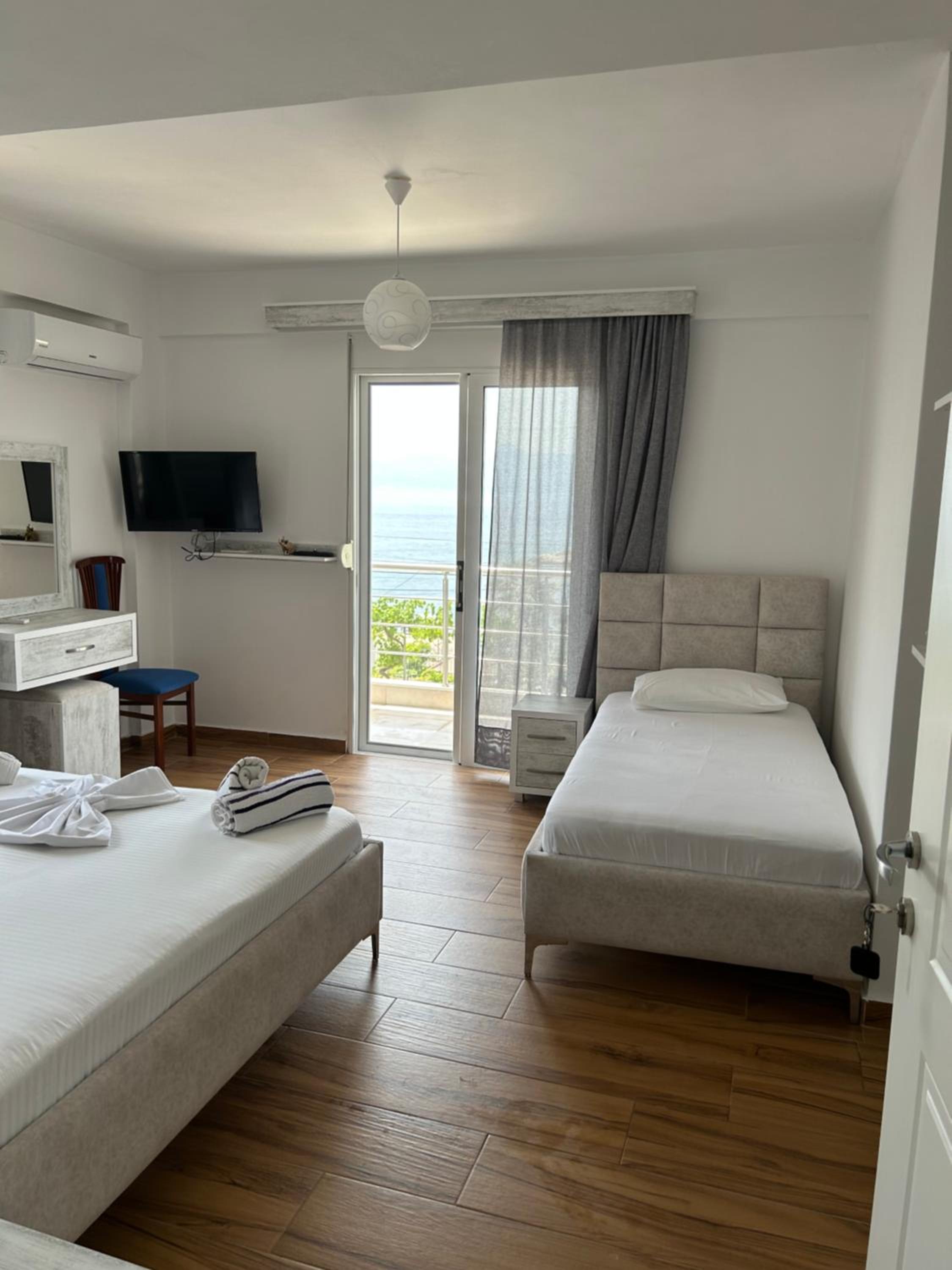 Eri Rooms