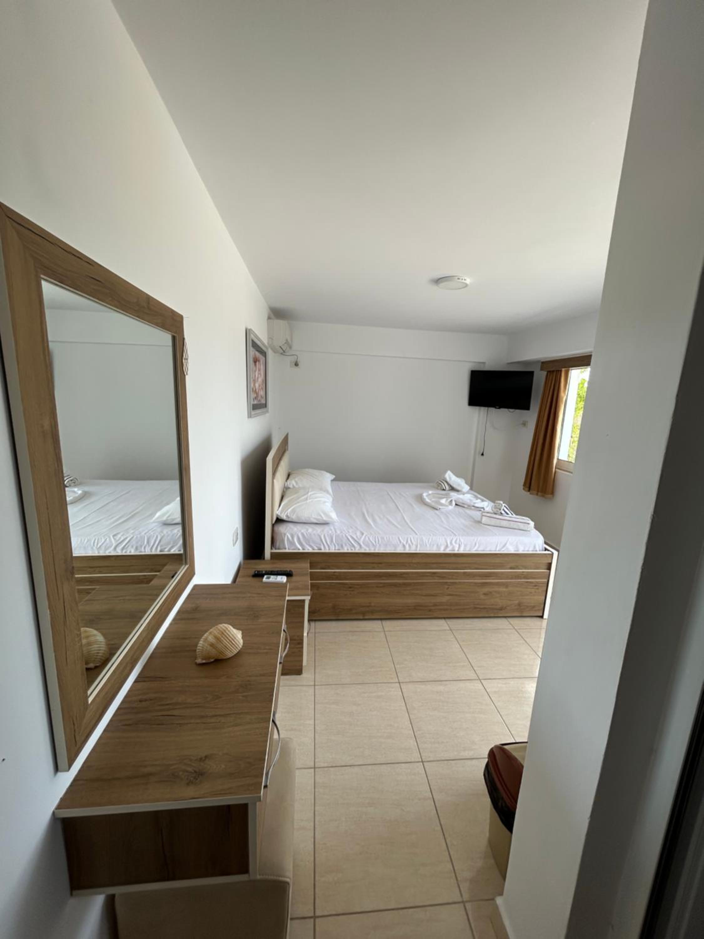 Eri Rooms