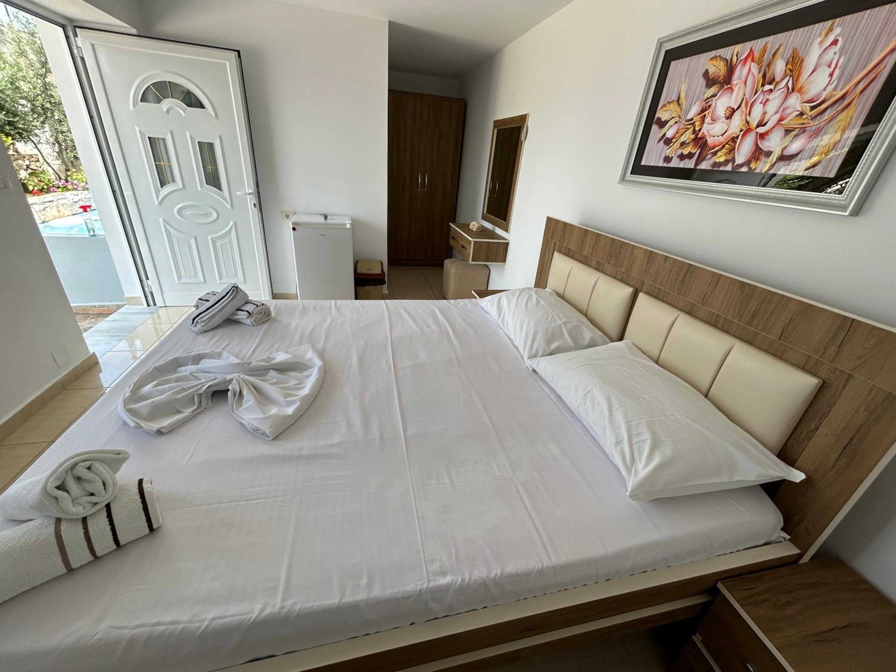 Eri Rooms