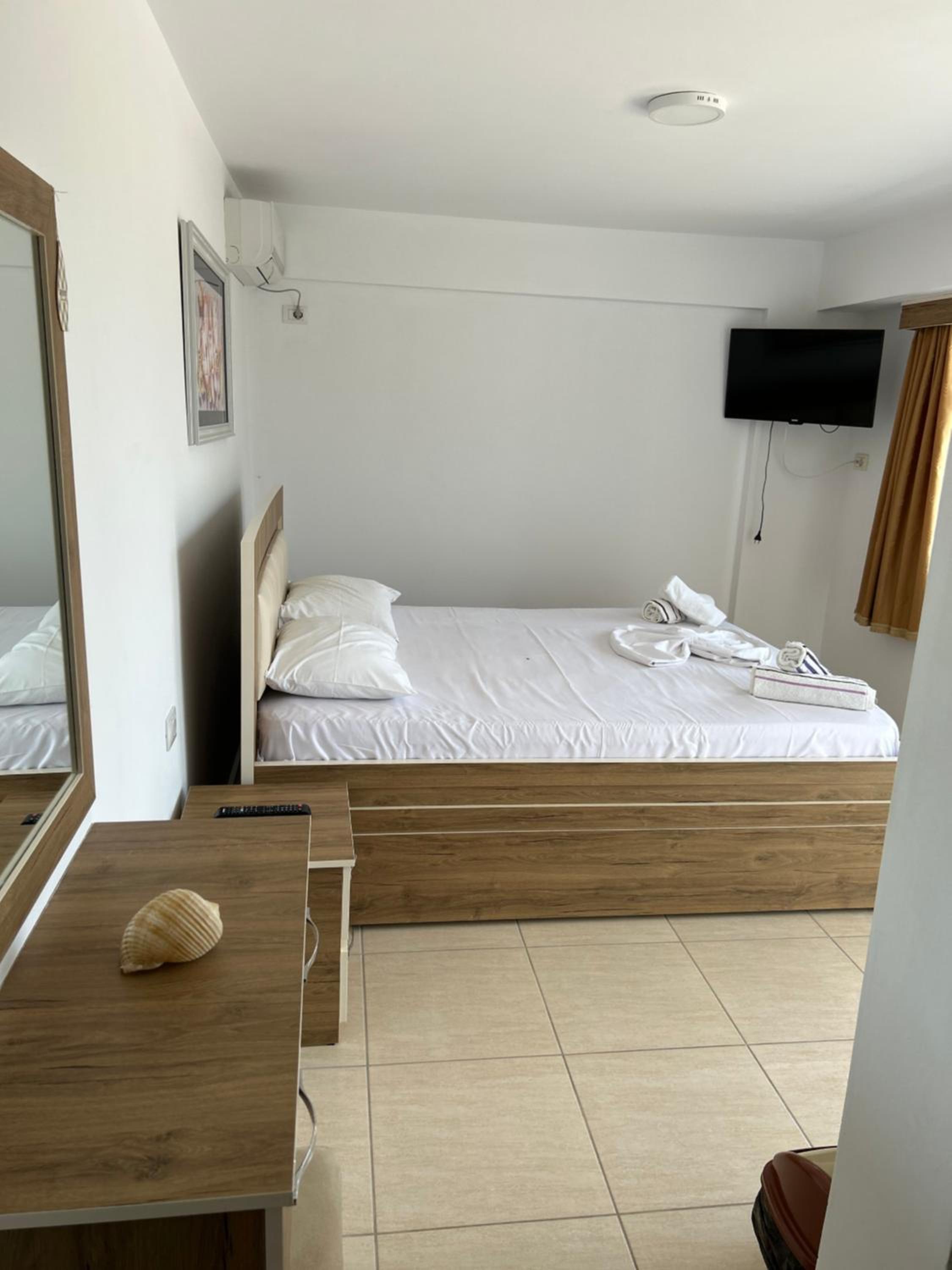 Eri Rooms