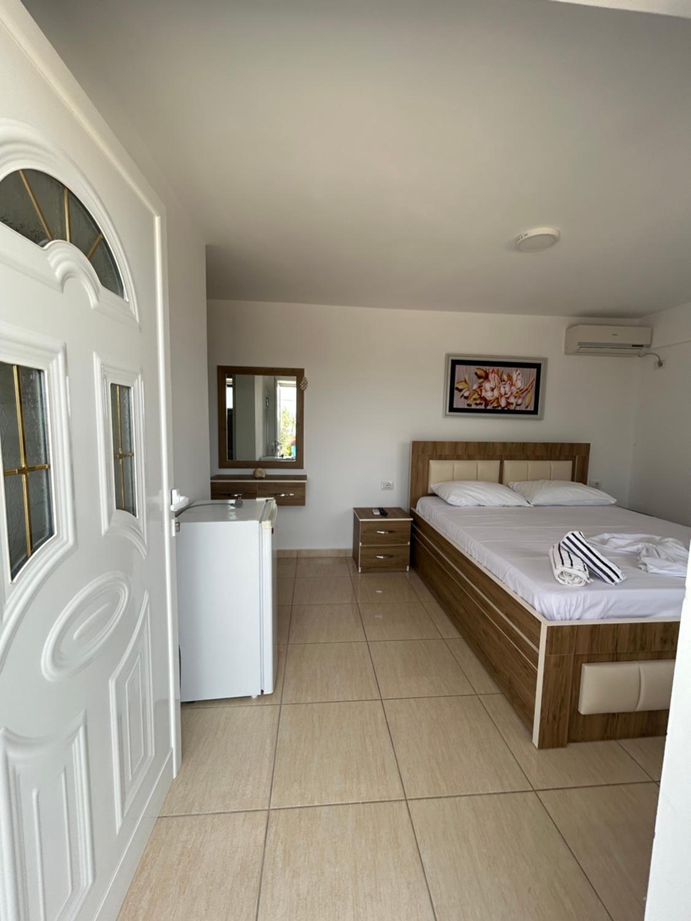 Eri Rooms