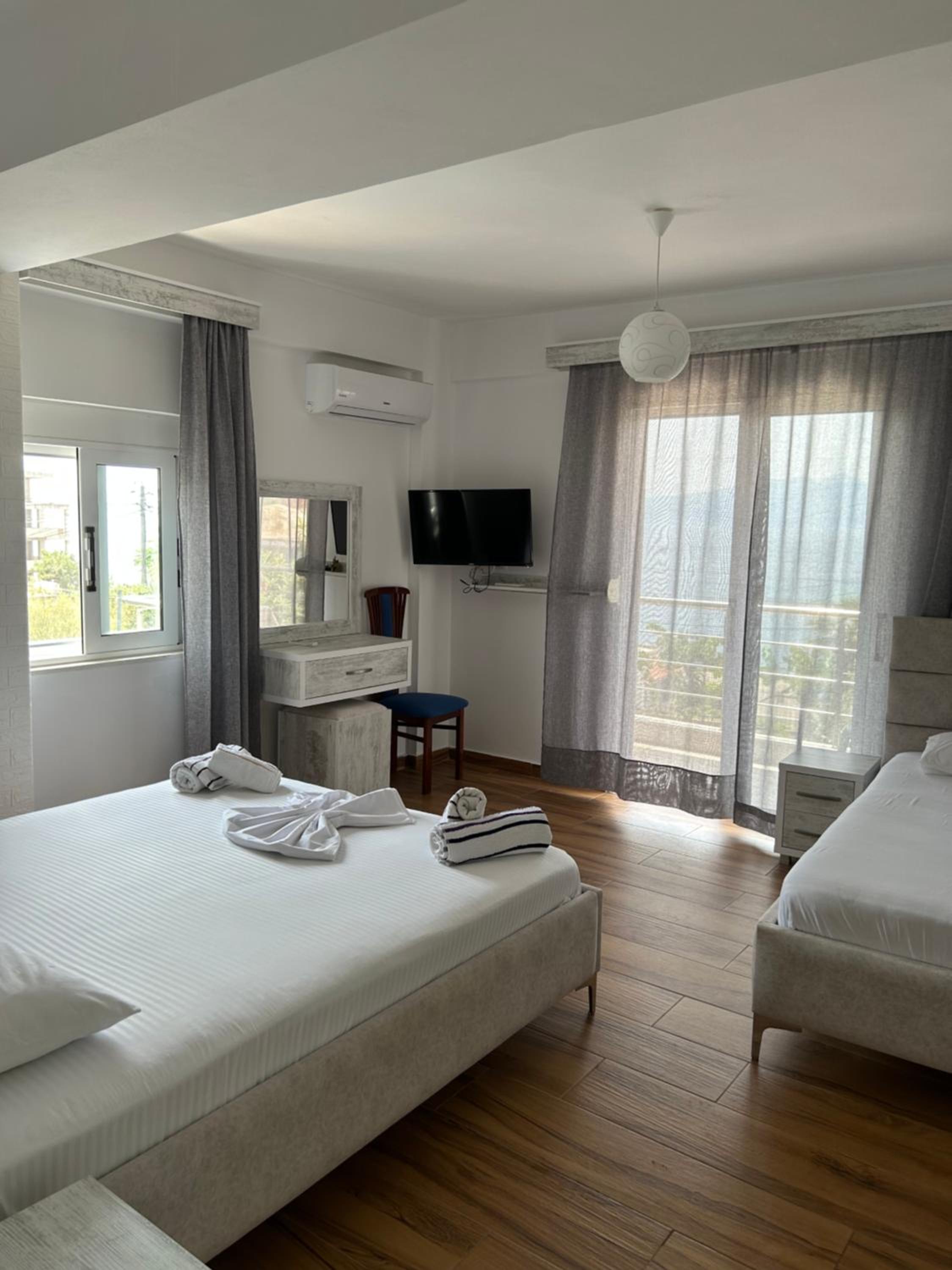 Eri Rooms