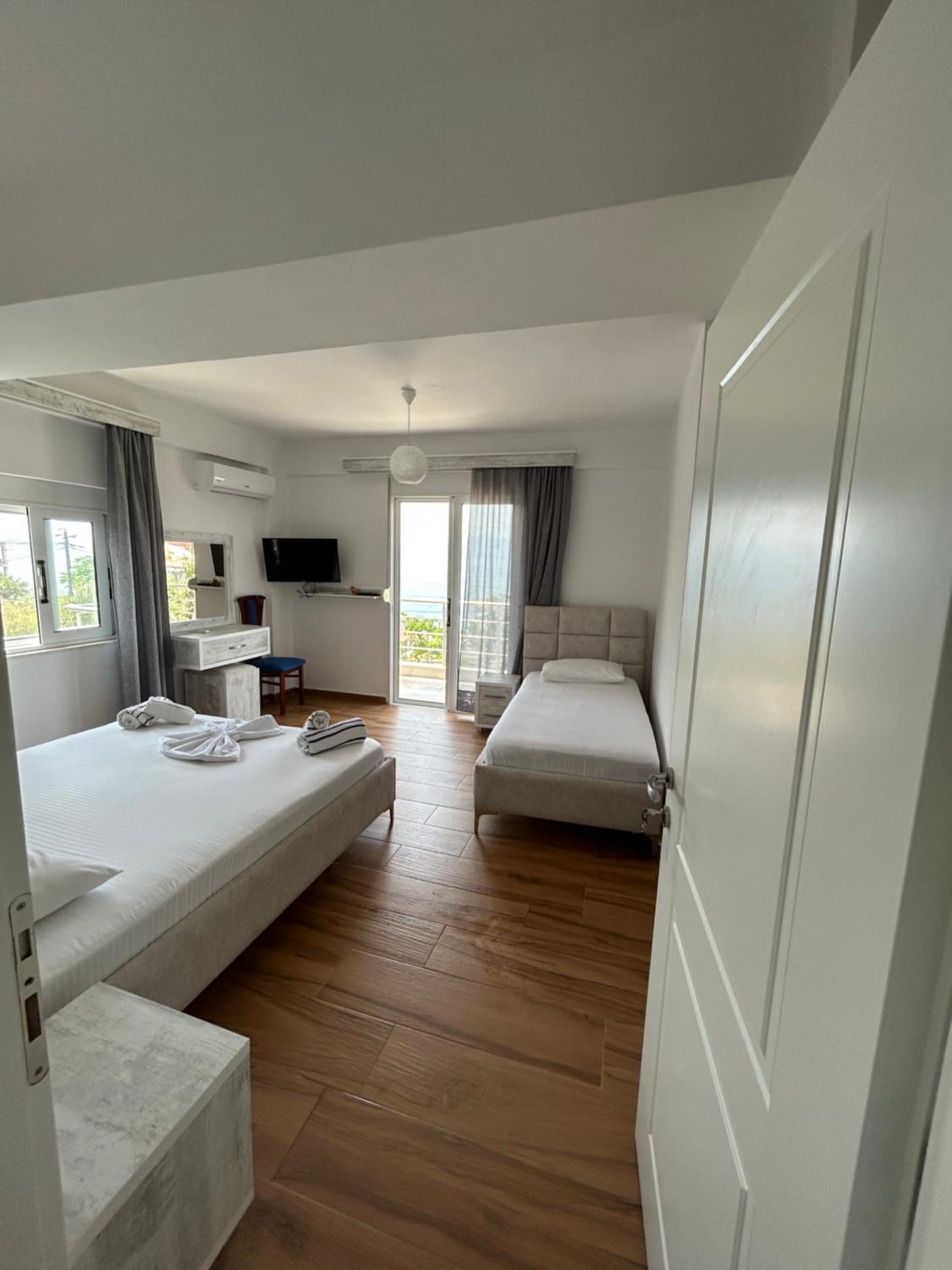 Eri Rooms