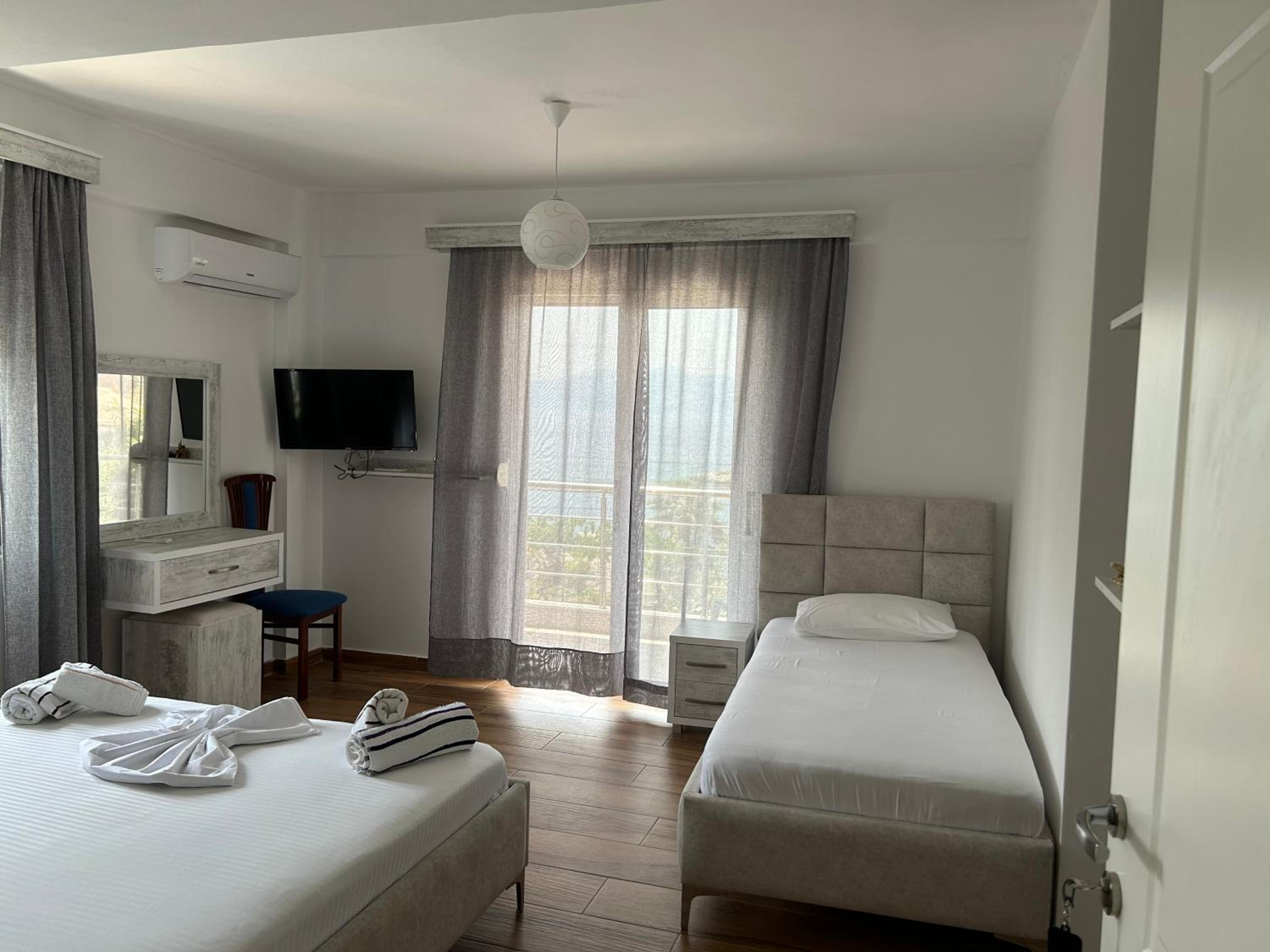 Eri Rooms
