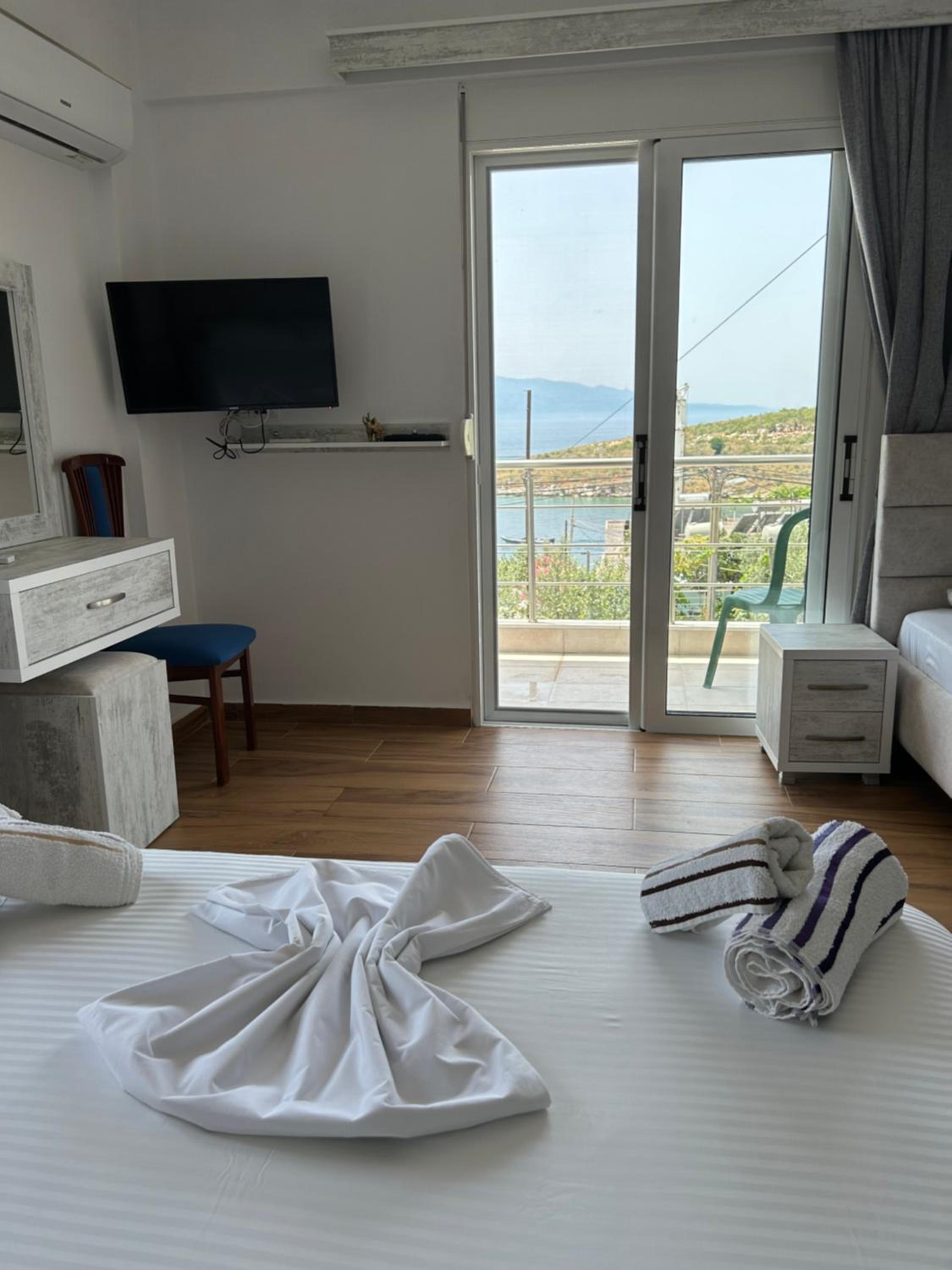 Eri Rooms