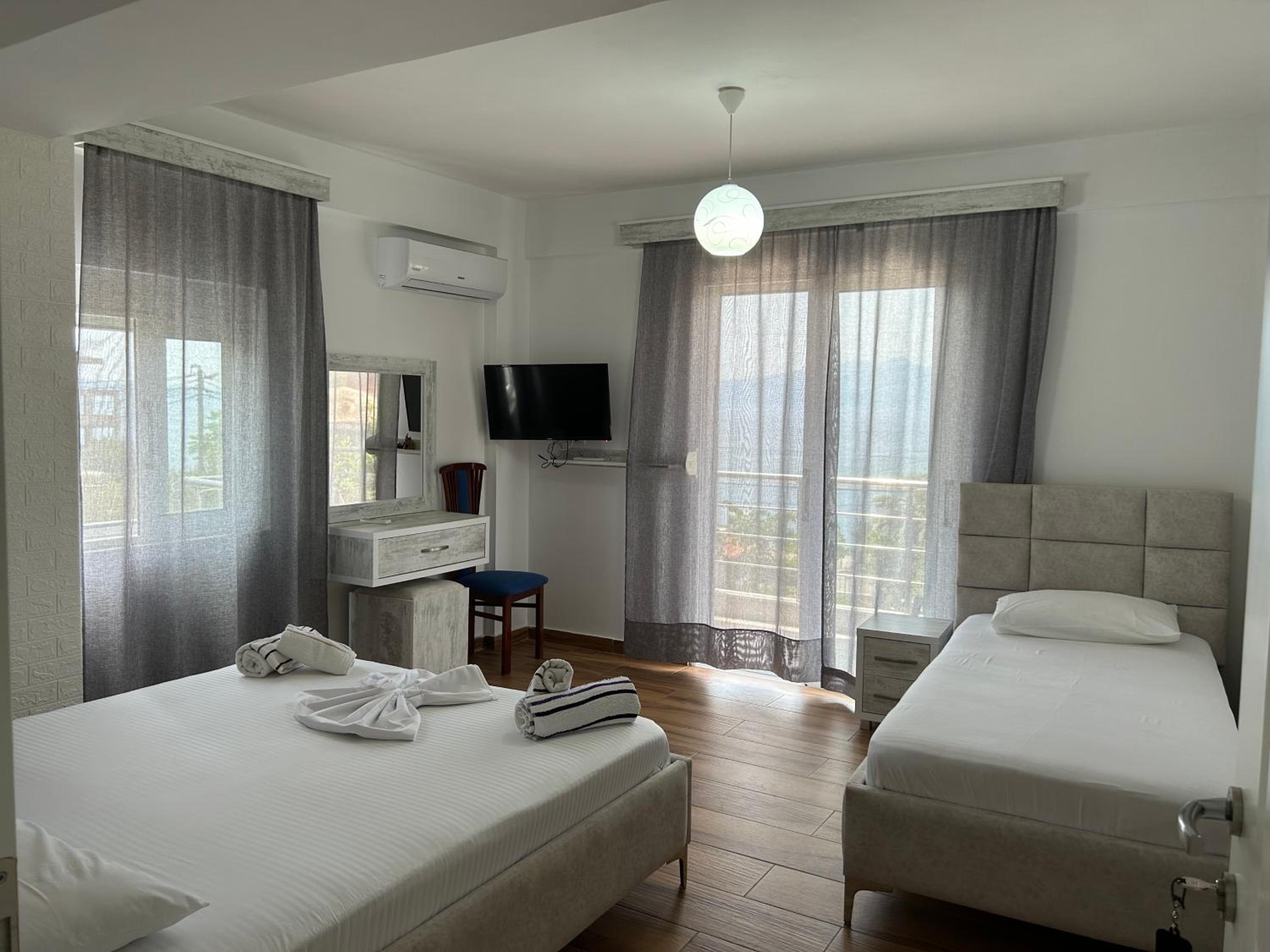 Eri Rooms