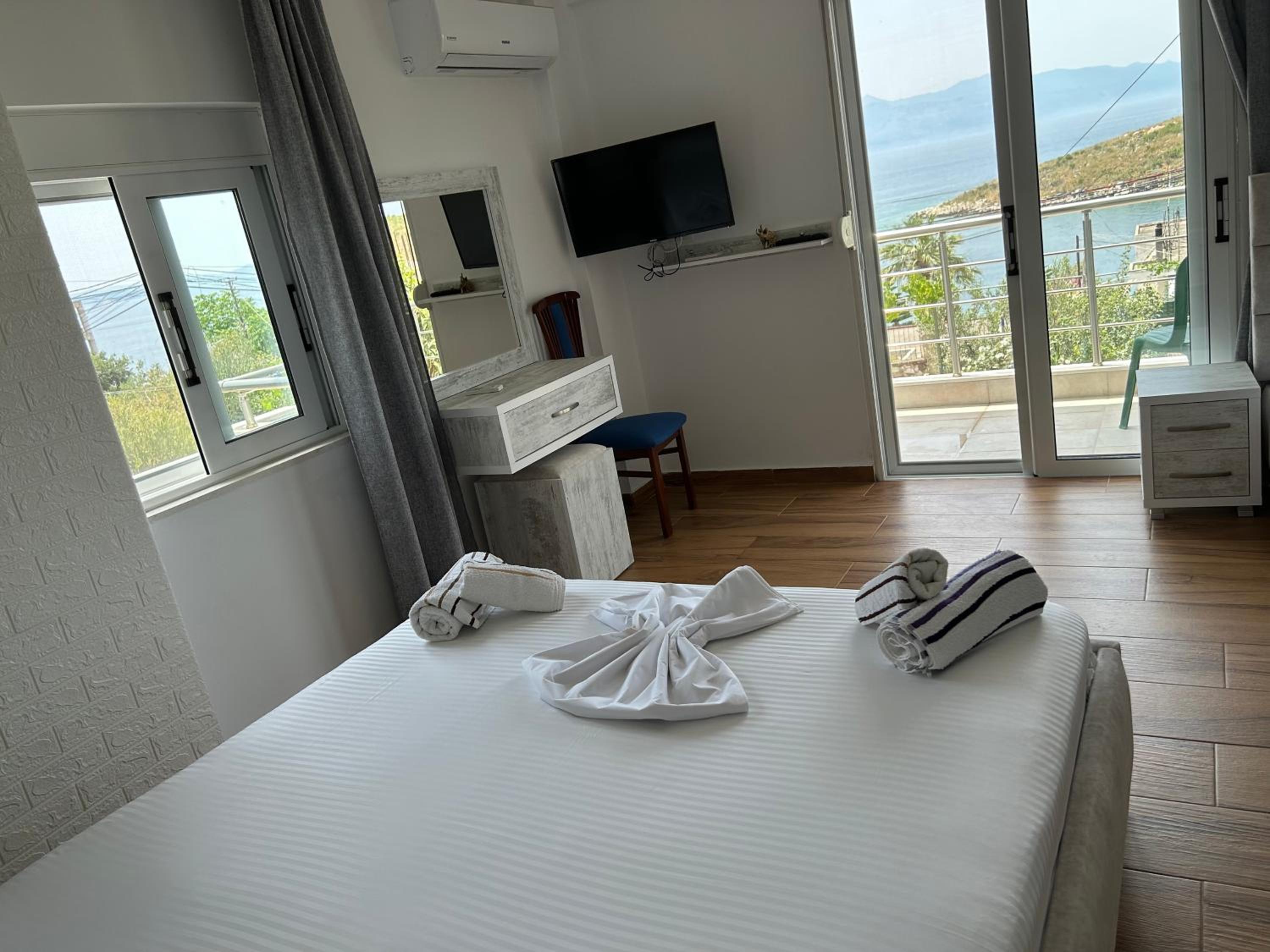 Eri Rooms