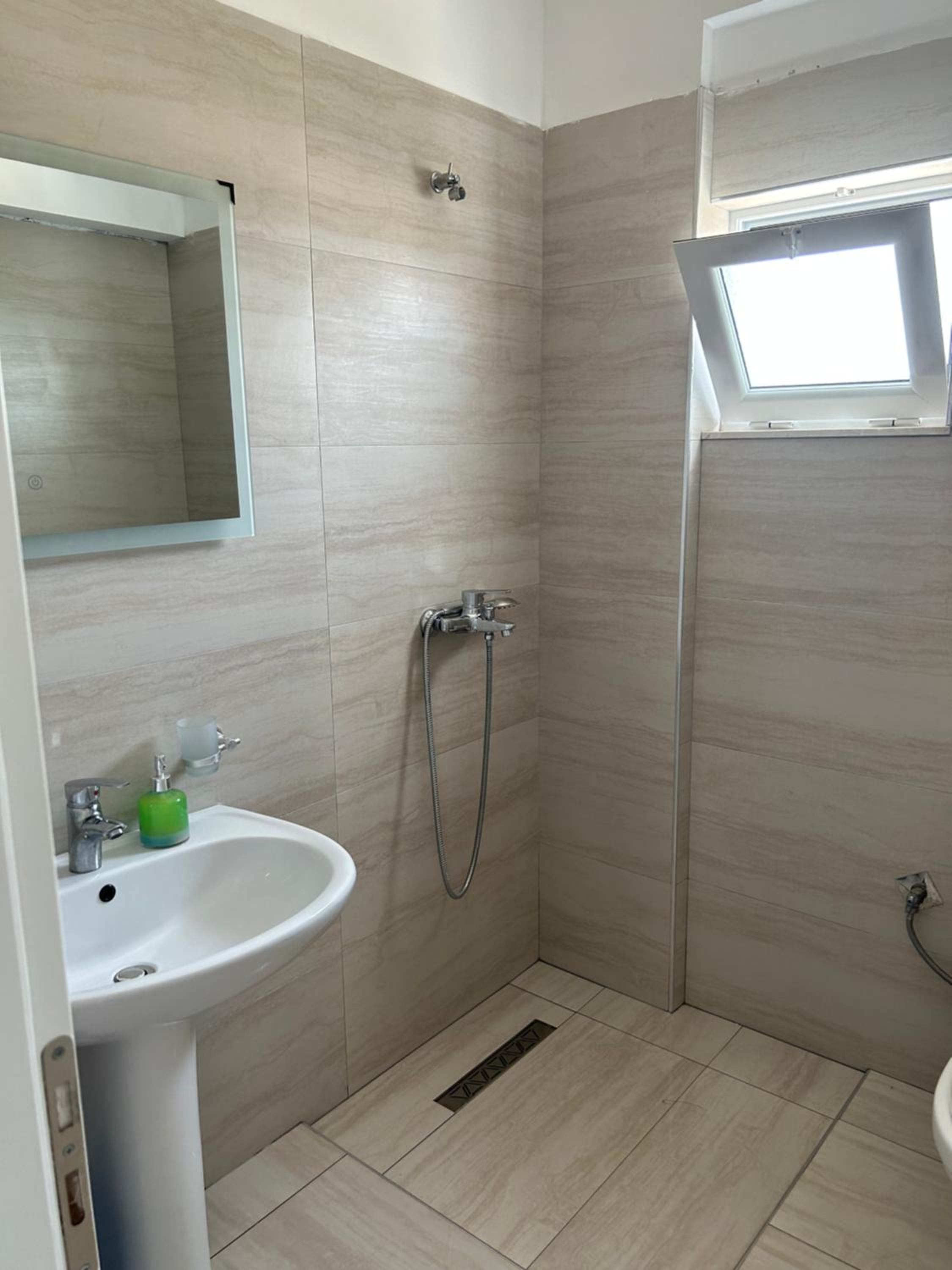 Eri Rooms