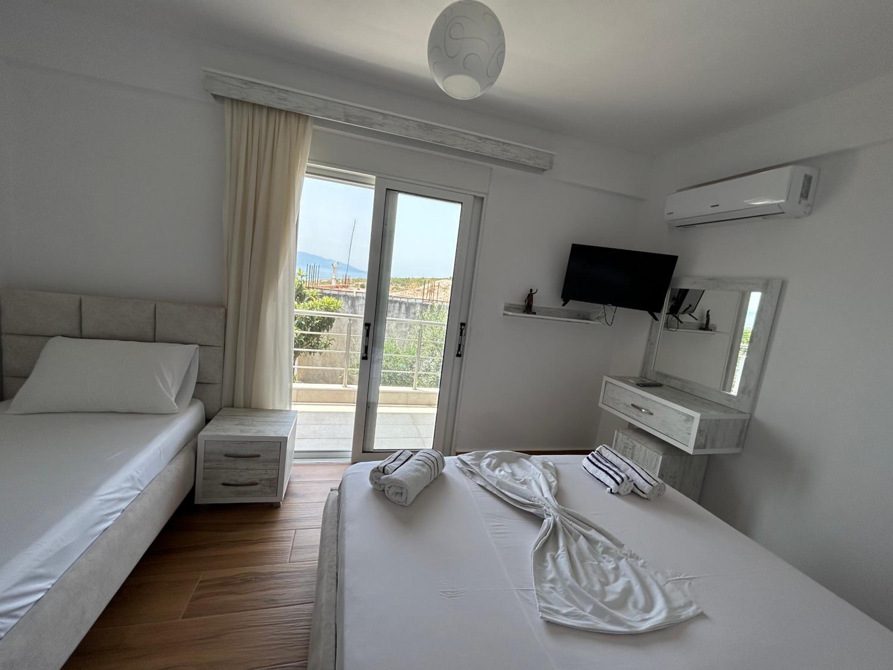 Eri Rooms