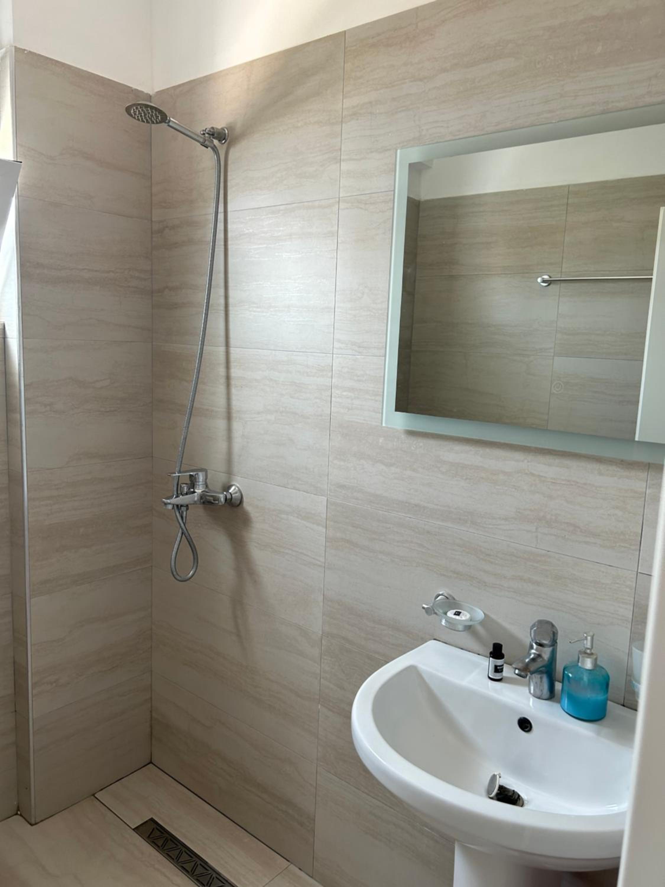 Eri Rooms
