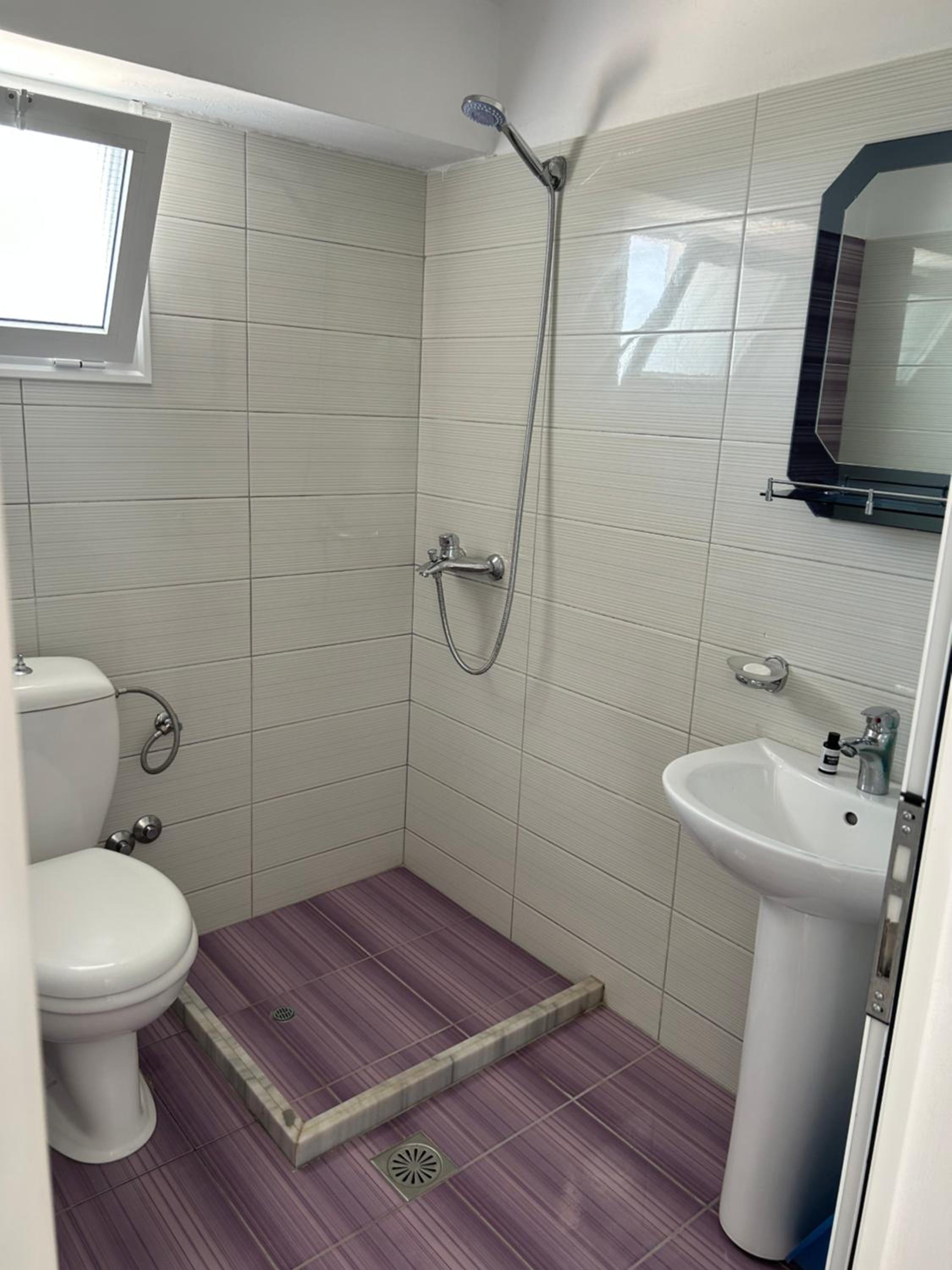 Eri Rooms