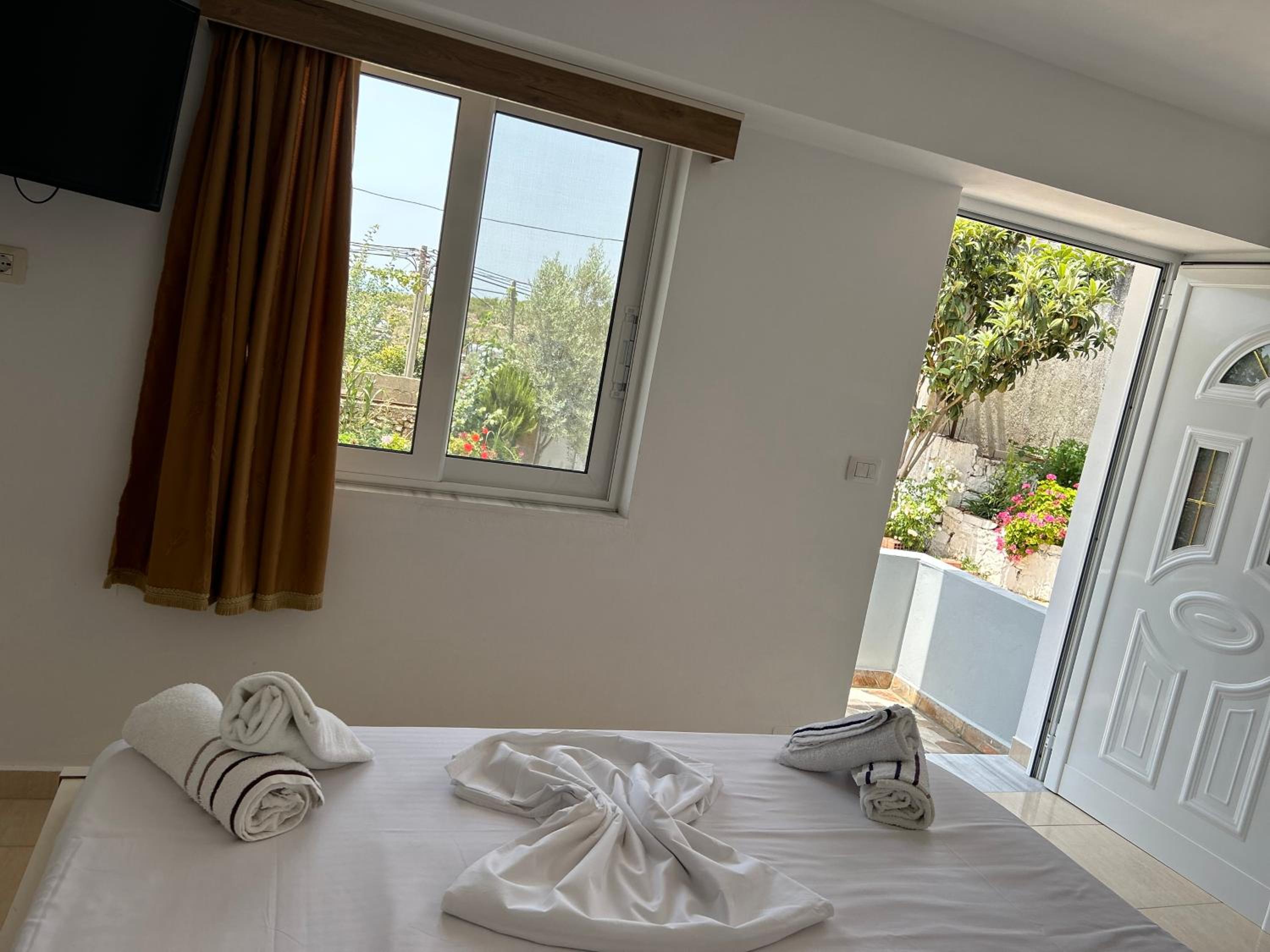 Eri Rooms