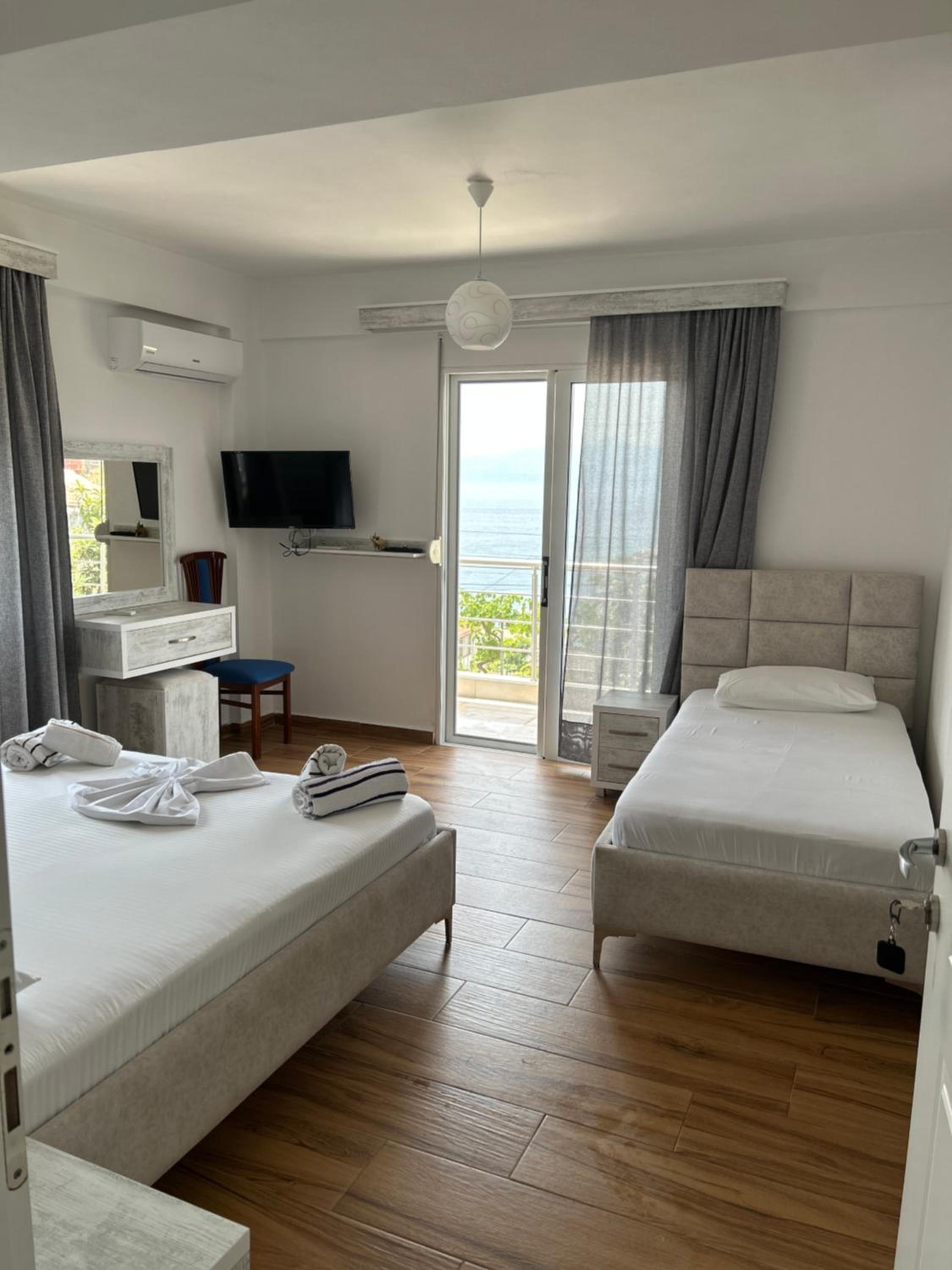 Eri Rooms