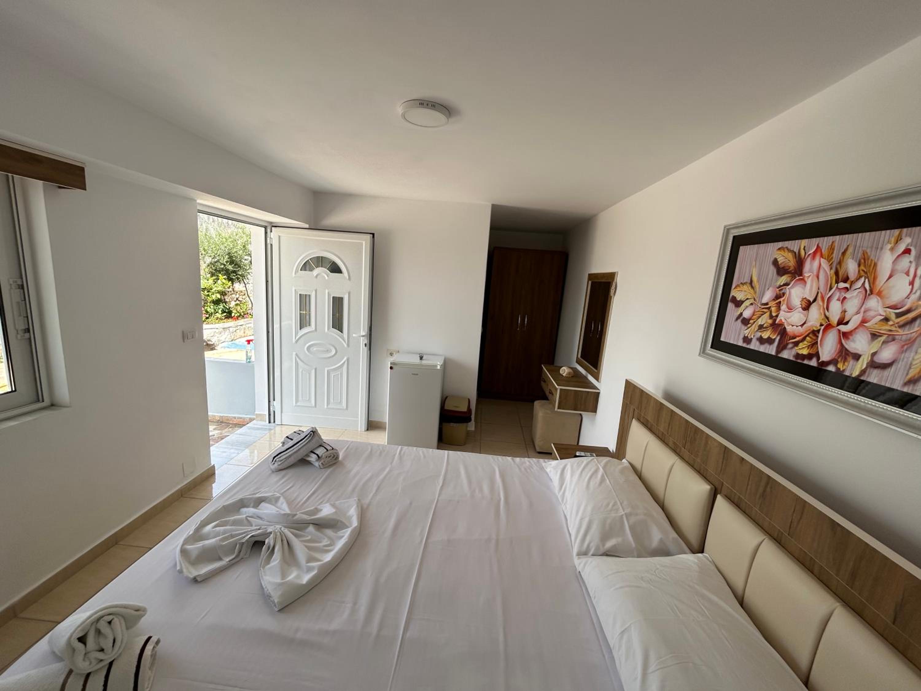 Eri Rooms