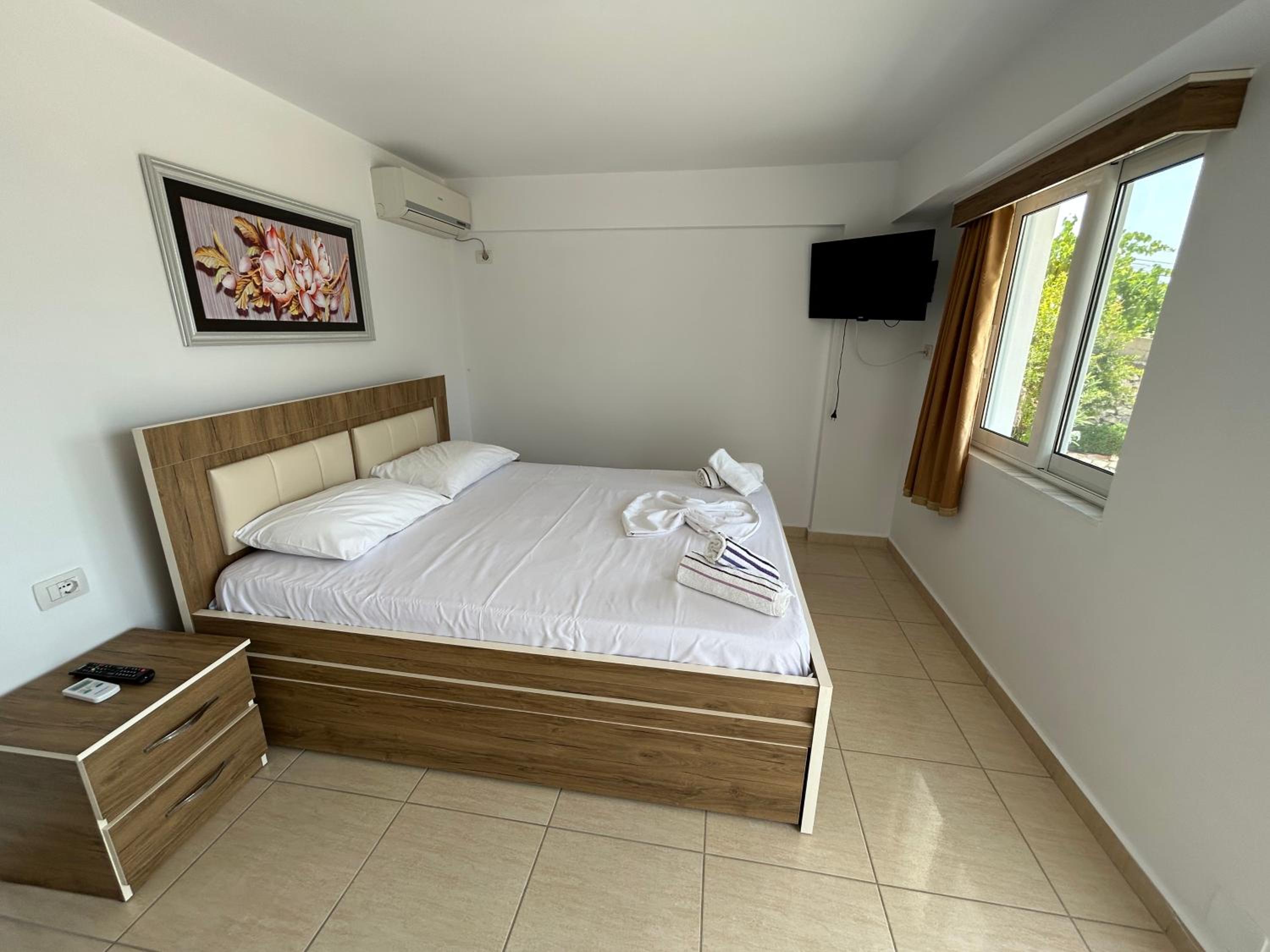 Eri Rooms