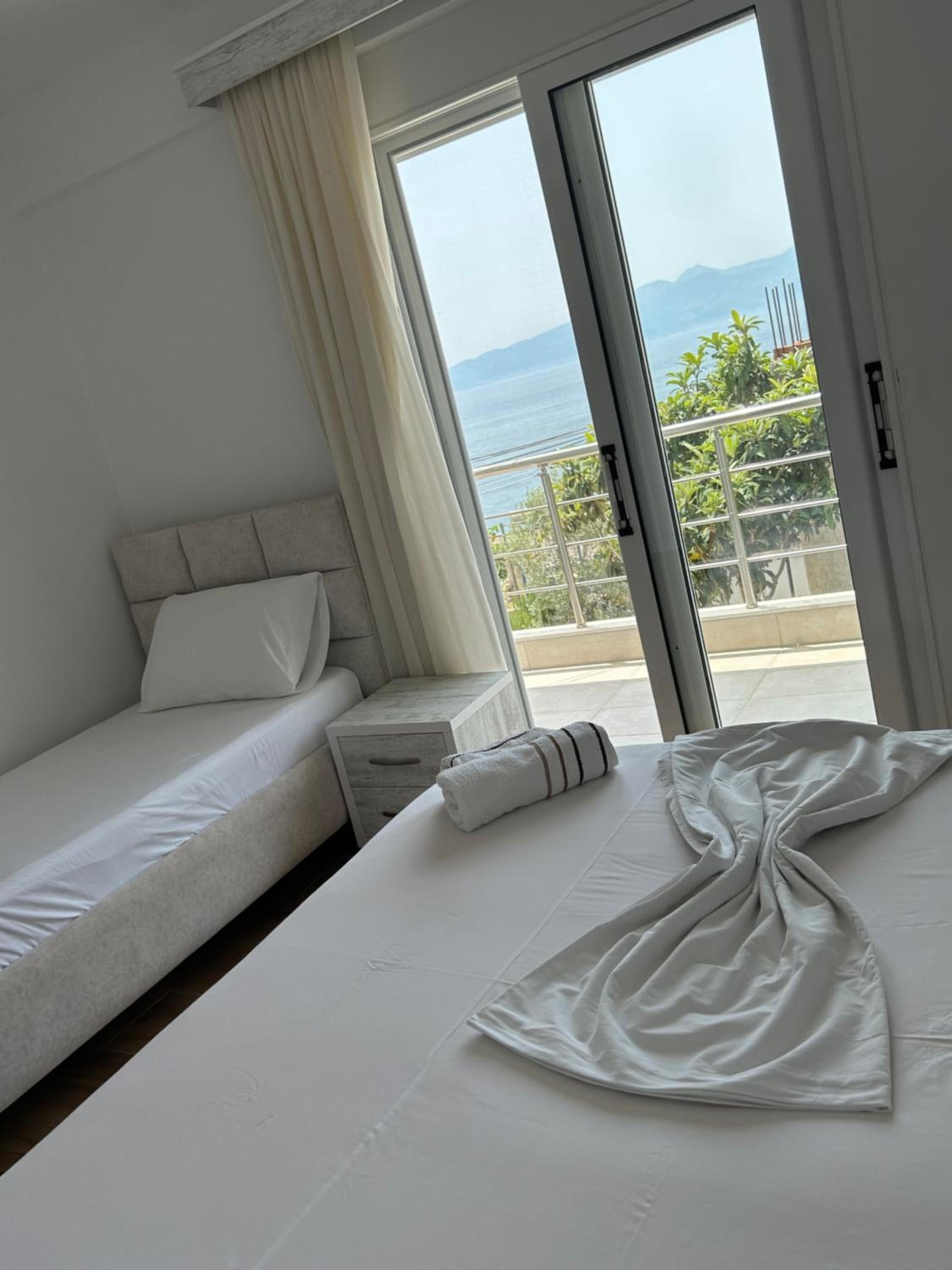 Eri Rooms