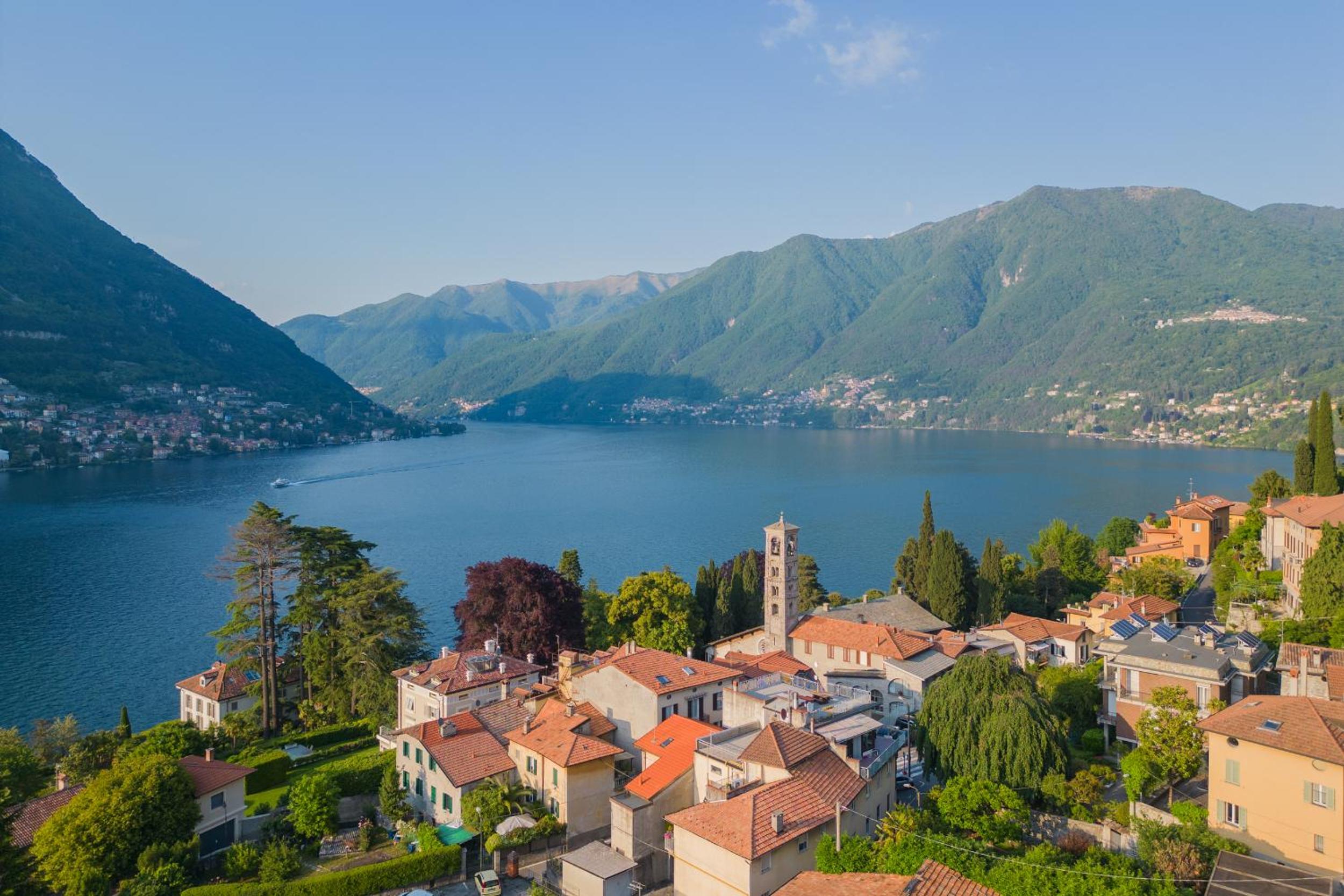 Pozzo Vertical Apartment with garden and parking by Rent All Como
