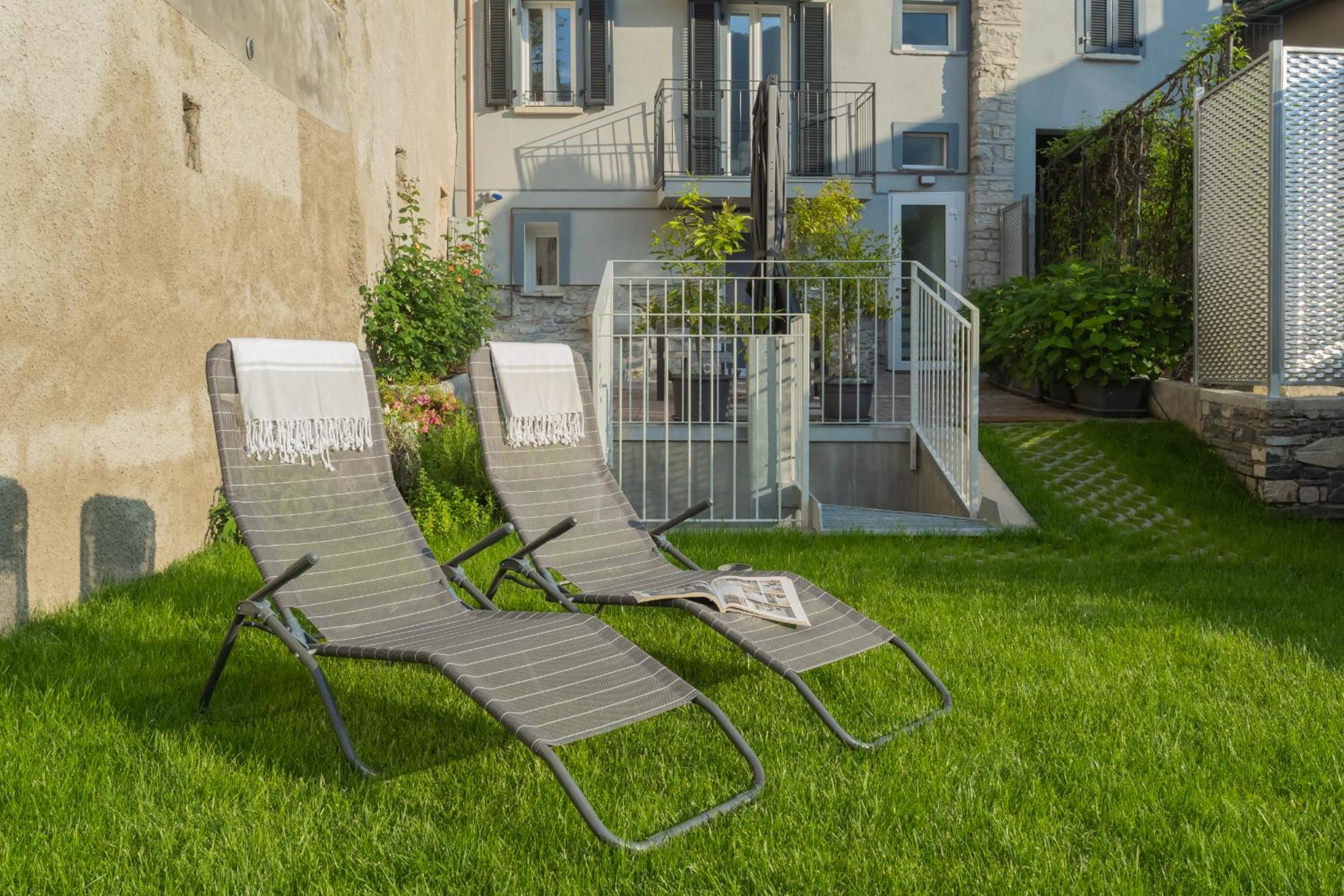Pozzo Vertical Apartment with garden and parking by Rent All Como