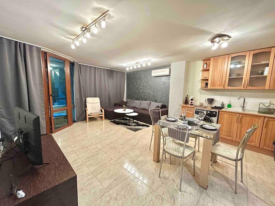 Hotel By The Sea Apartment